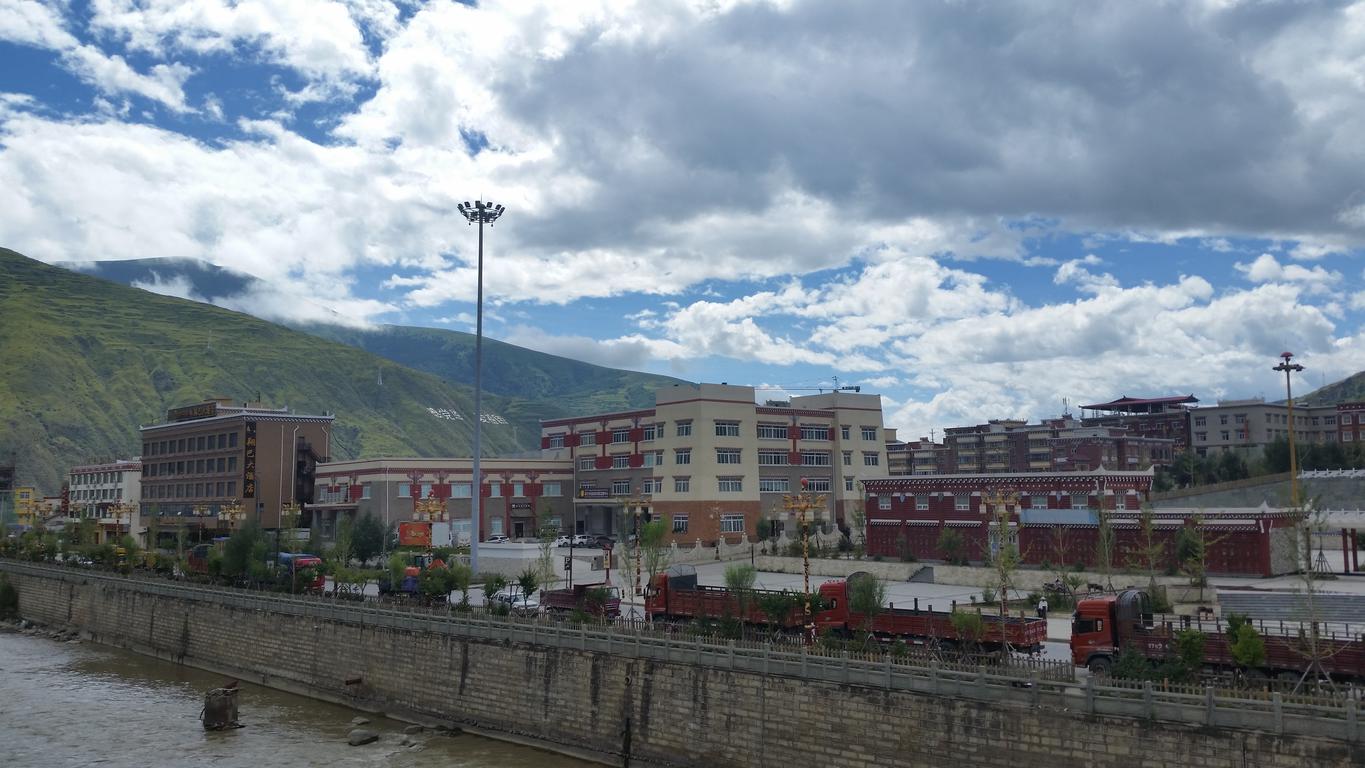 August 21: Drango (炉霍,བྲག་འགོ), 3150 m altitude Август 21: Дранго (炉霍,བྲག་འགོ), 3150 м височина