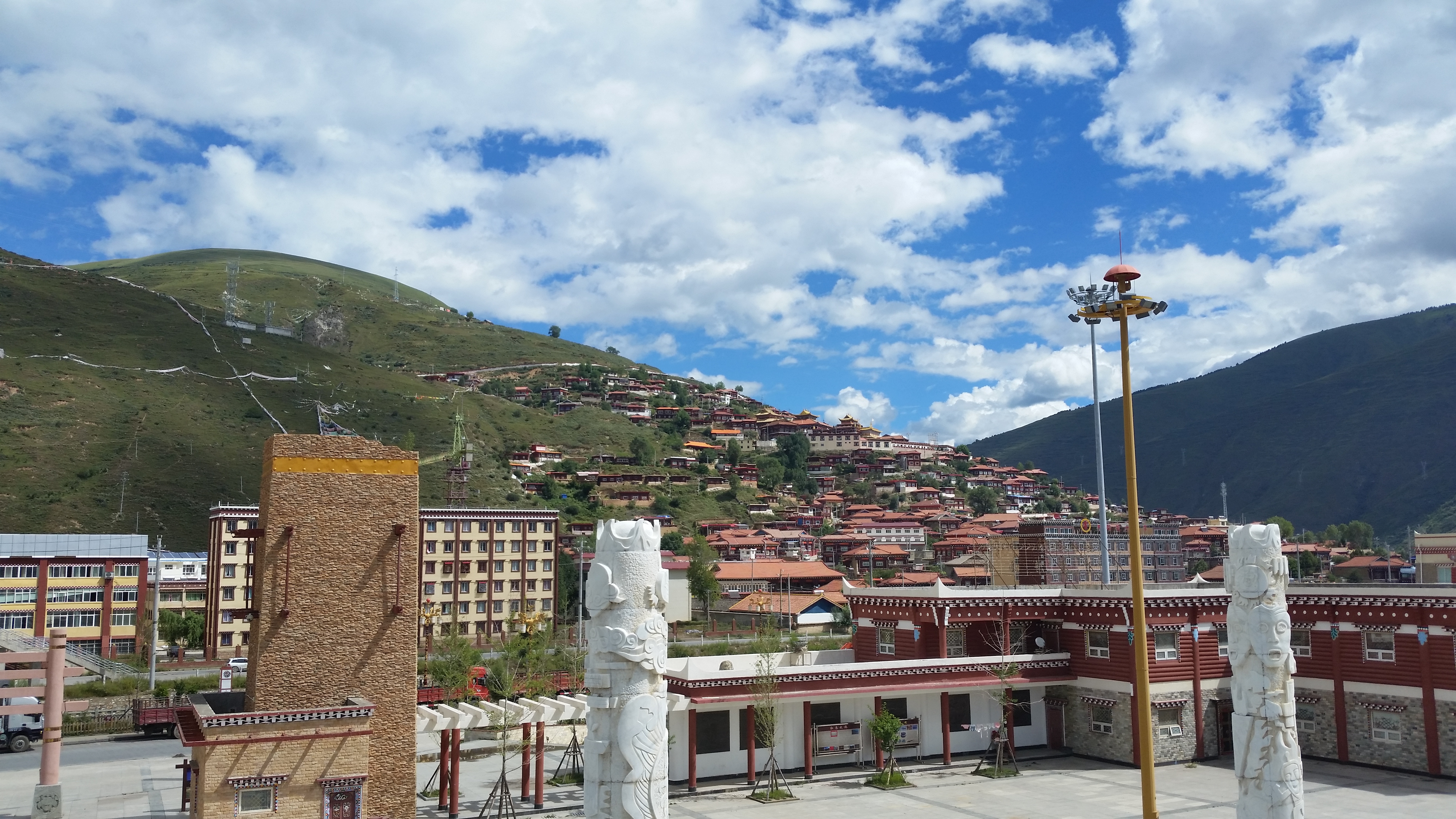 August 21: Drango (炉霍,བྲག་འགོ), 3150 m altitude Август 21: Дранго (炉霍,བྲག་འགོ), 3150 м височина