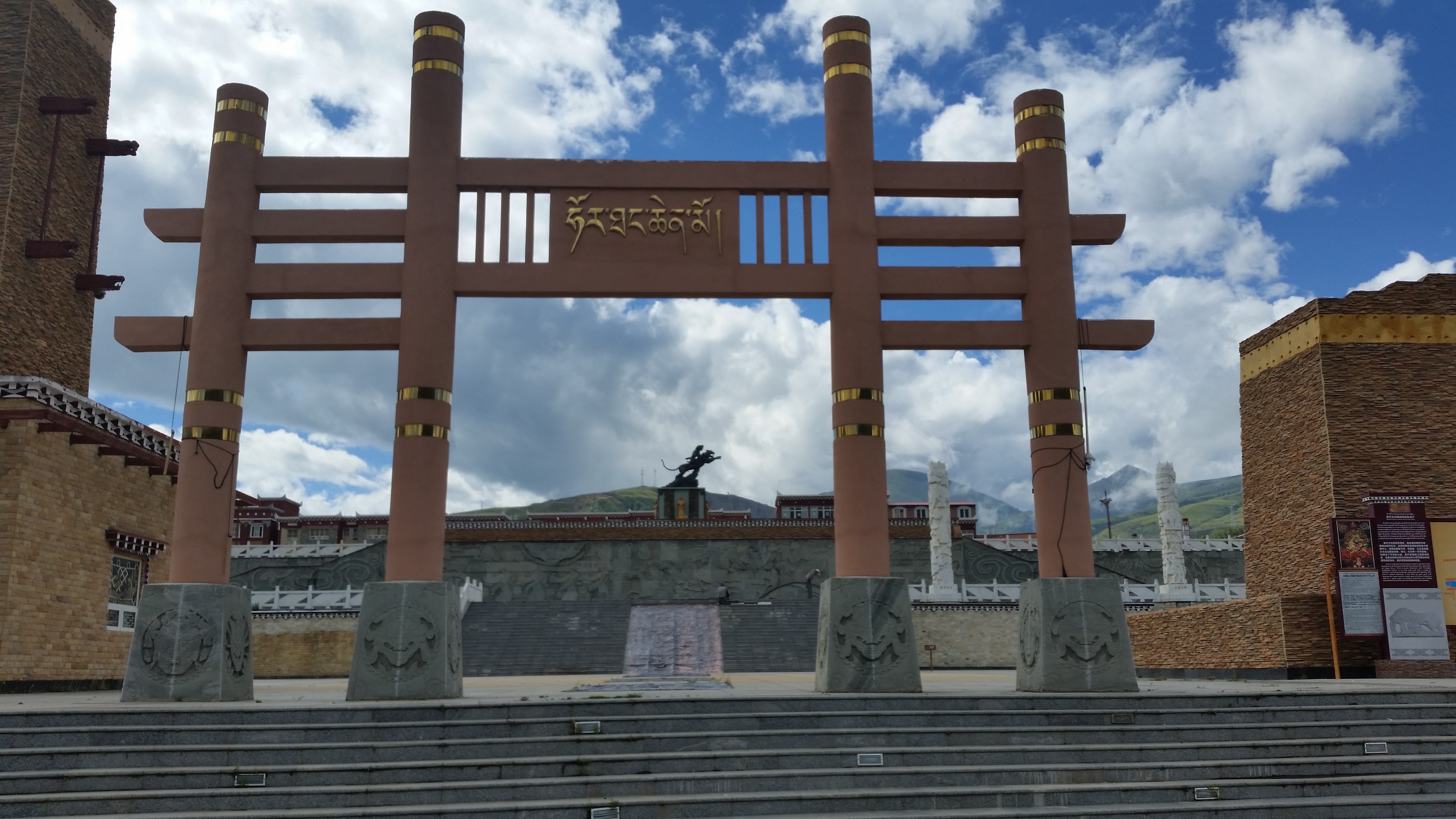 August 21: Drango (炉霍,བྲག་འགོ), 3150 m altitude Август 21: Дранго (炉霍,བྲག་འགོ), 3150 м височина