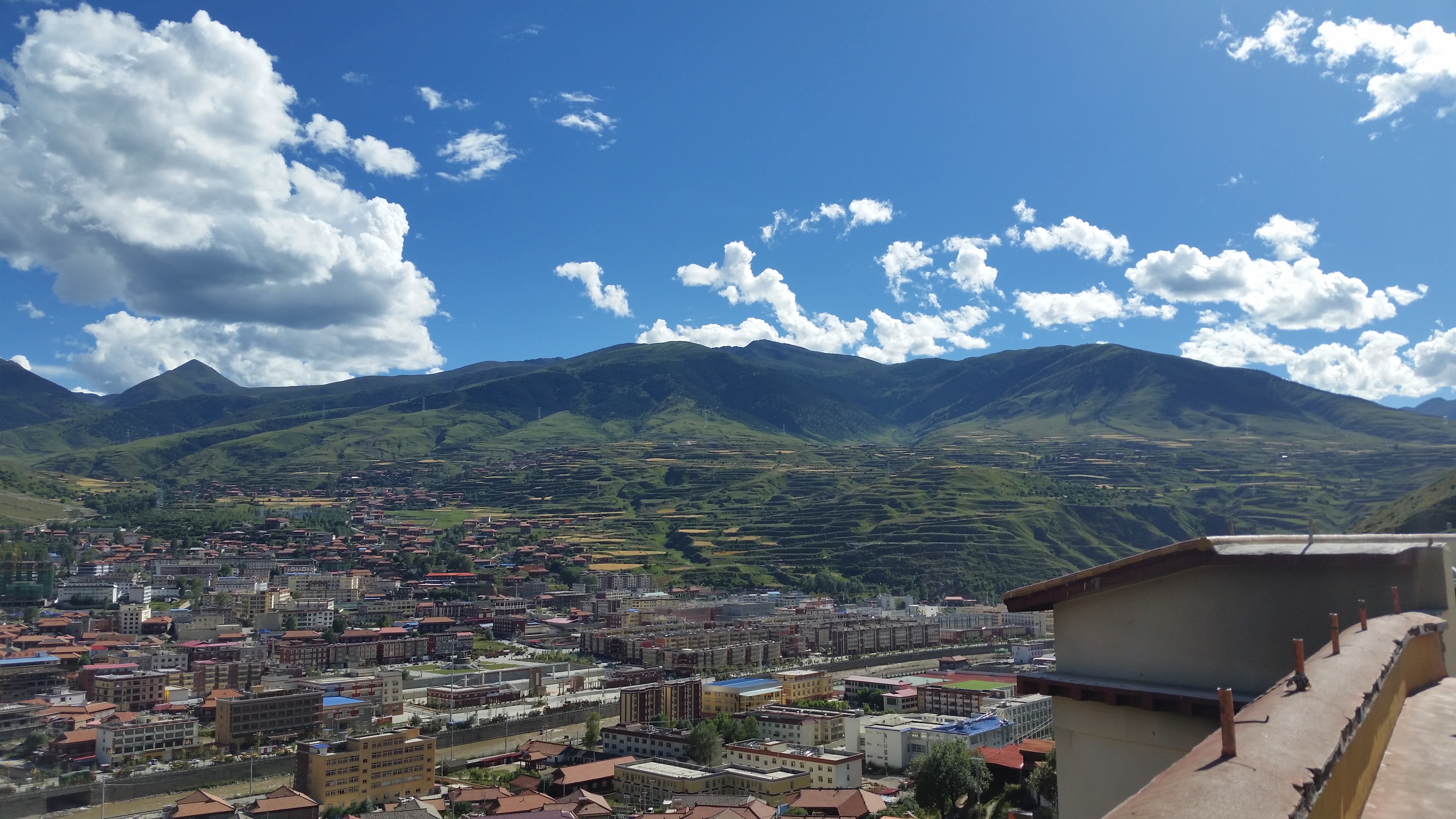 August 21: Drango (炉霍,བྲག་འགོ), 3230 m altitude, Shouling monastery Август 21: Дранго (炉霍,བྲག་འགོ), 3230 м височина, манастир Шо