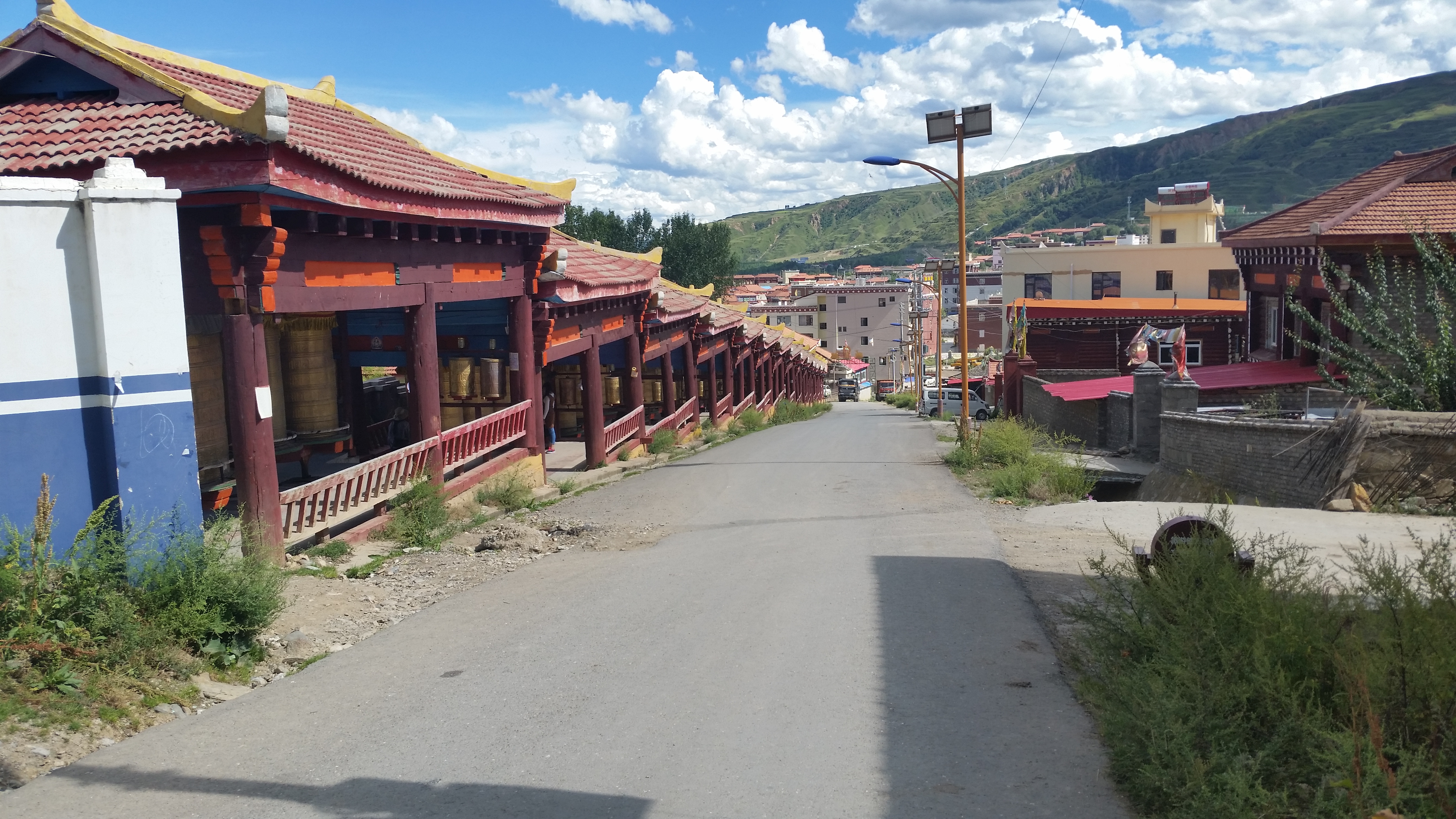 August 21: Drango (炉霍,བྲག་འགོ), 3170 m altitude, Shouling monastery Август 21: Дранго (炉霍,བྲག་འགོ), 3170 м височина, манастир Шо