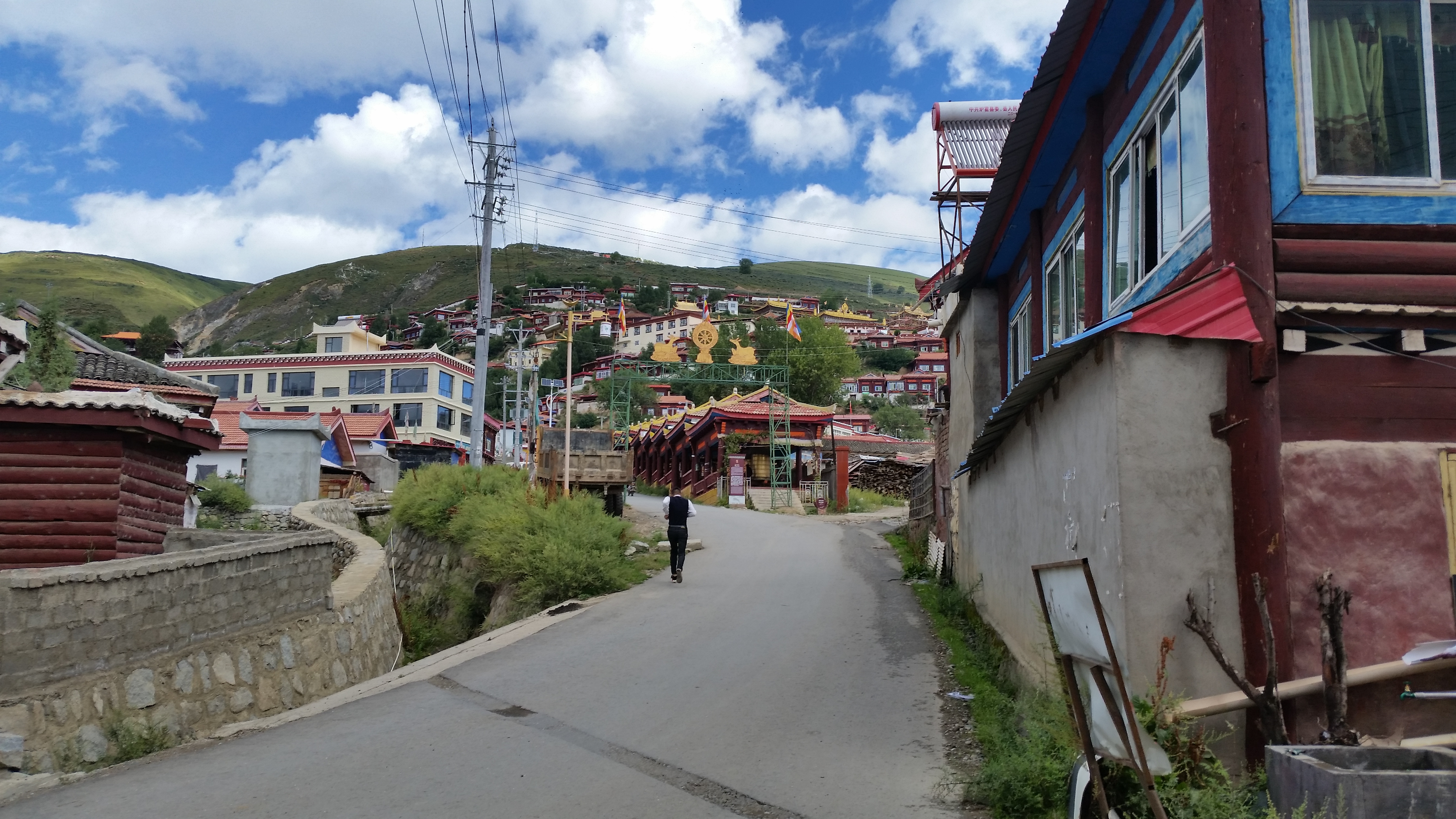 August 21: Drango (炉霍,བྲག་འགོ), 3150 m altitude Август 21: Дранго (炉霍,བྲག་འགོ), 3150 м височина