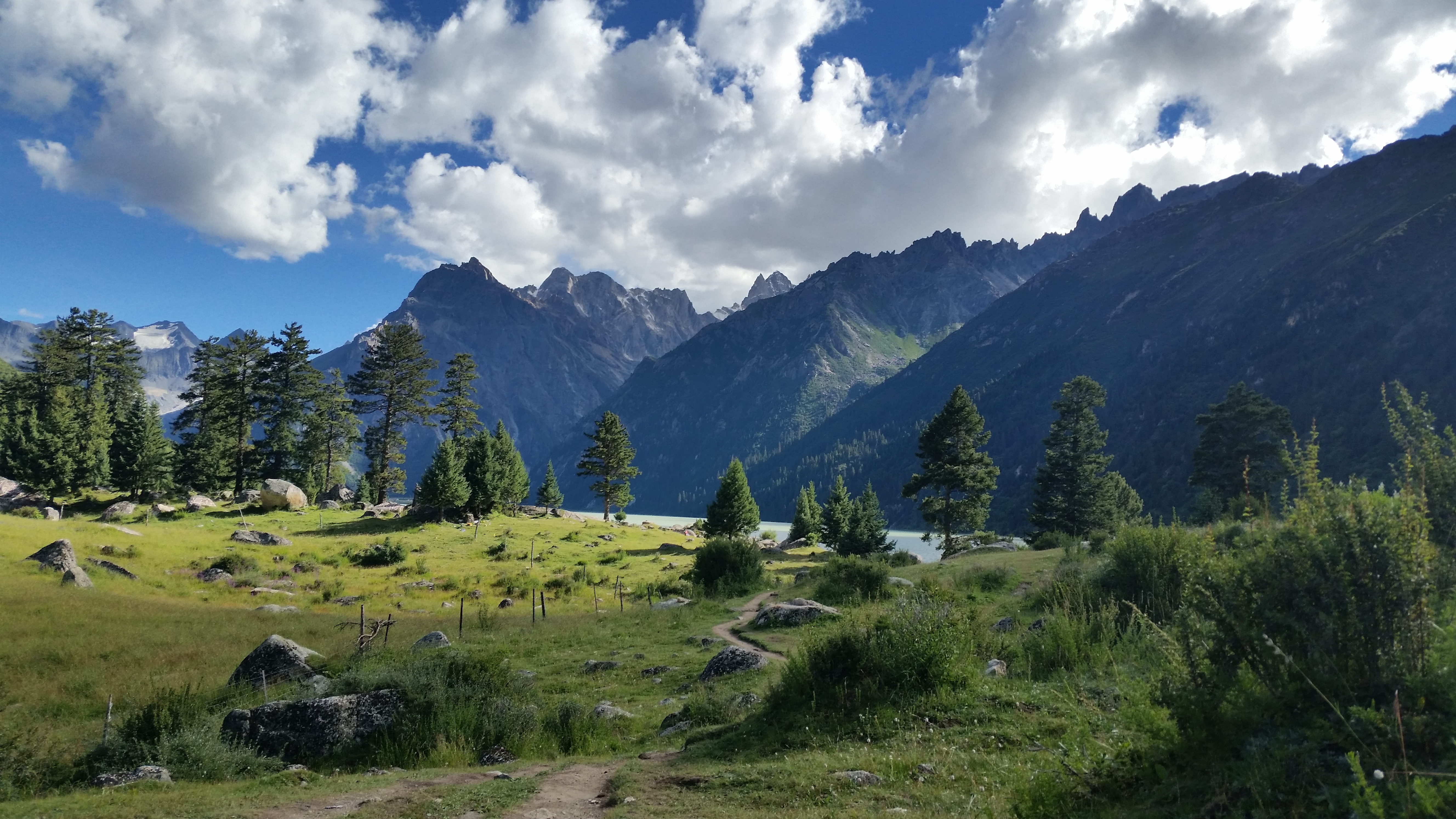 August 22: Yilhun Lha Tso (玉隆拉措，ཡི་ལྷུན་ལྷ་མཚོ་མ) , 4020 m altitude Август 22: Илхун Ла Цо (玉隆拉措，ཡི་ལྷུན་ལྷ་མཚོ་མ) , 4020 м висо