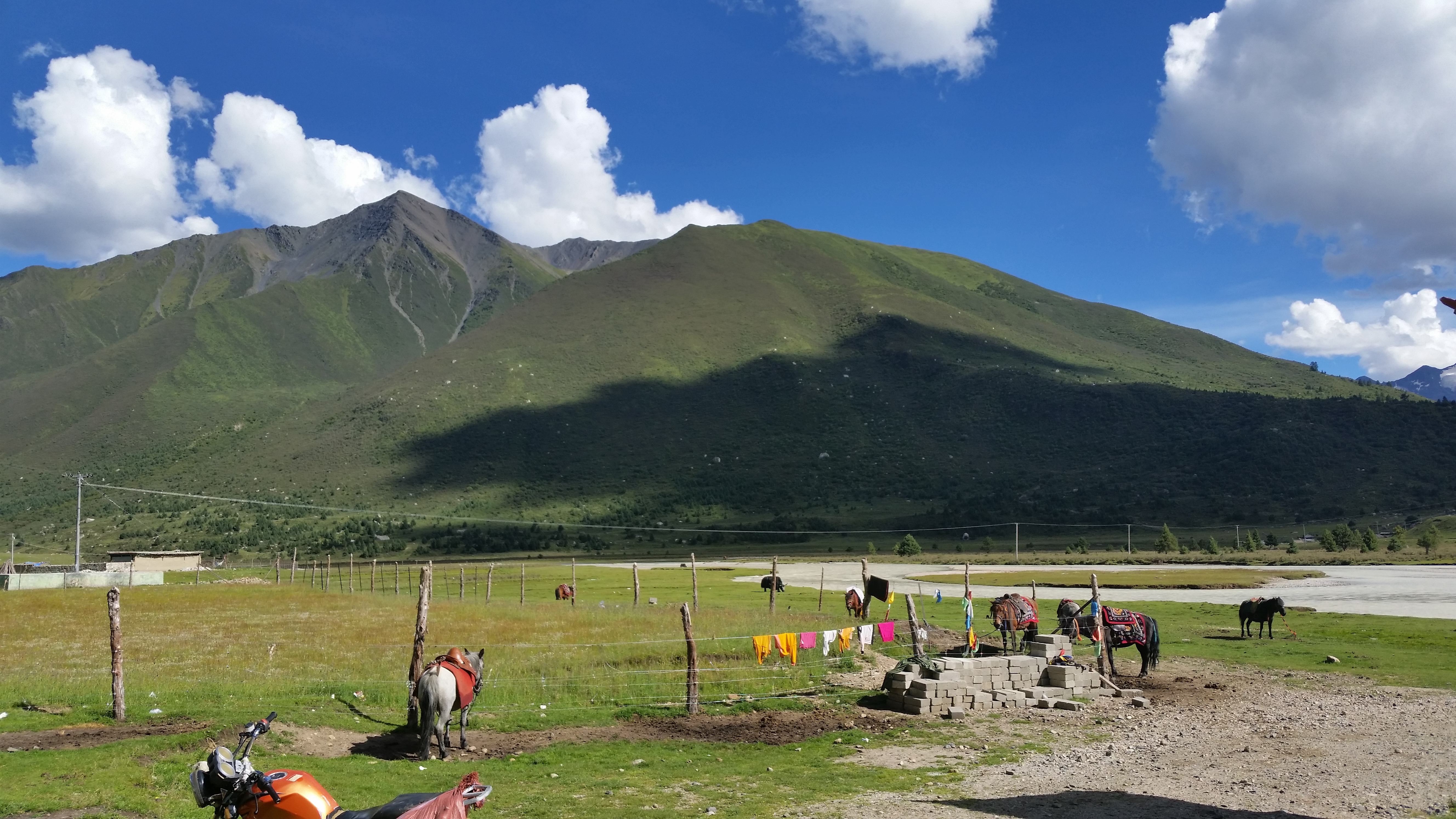 August 22: Yilhun Lha Tso (玉隆拉措，ཡི་ལྷུན་ལྷ་མཚོ་མ) , 4020 m altitude Август 22: Илхун Ла Цо (玉隆拉措，ཡི་ལྷུན་ལྷ་མཚོ་མ) , 4020 м висо