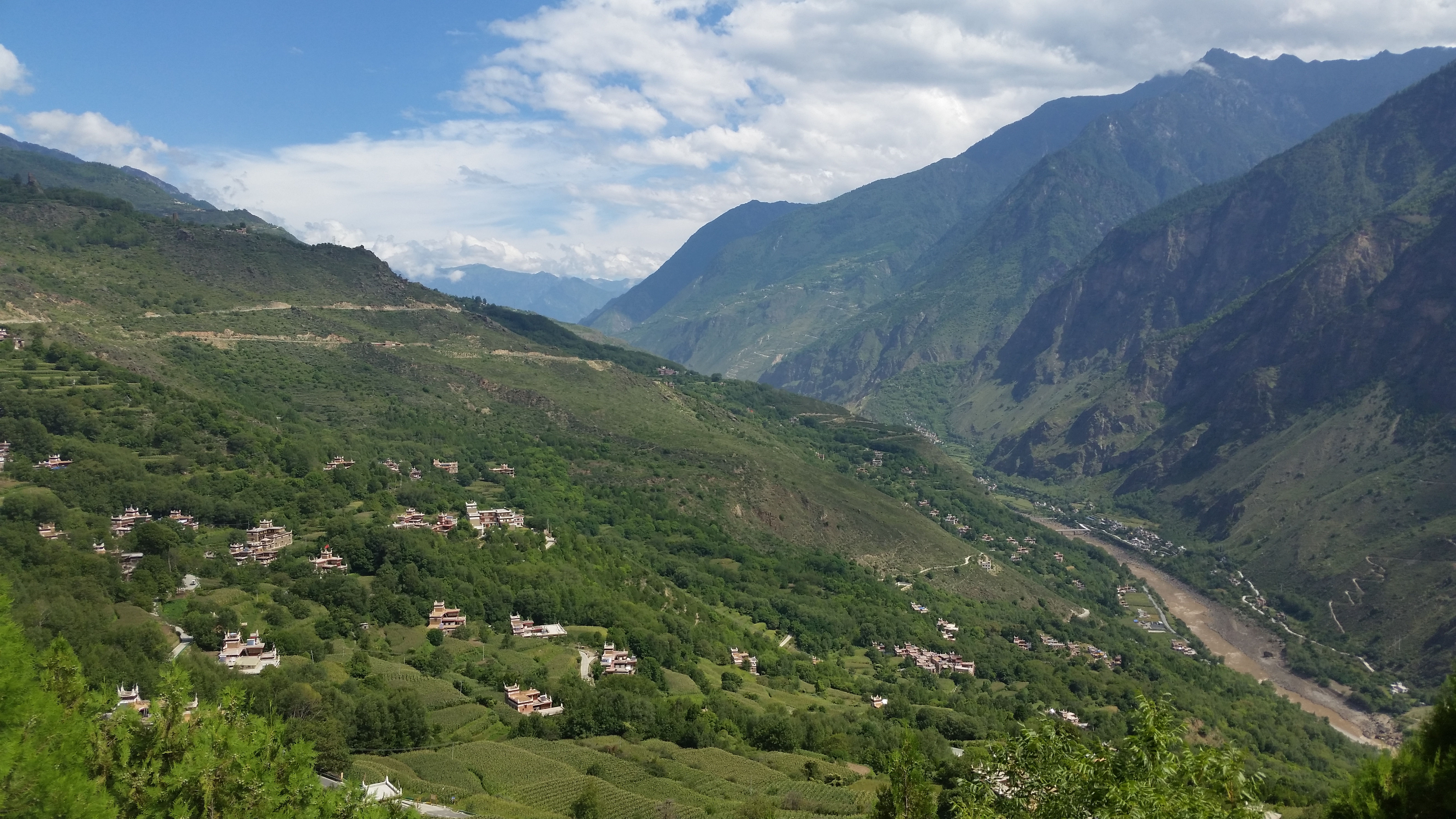 August 24: Danba (丹巴），Jiaju village (甲居） 2180 m altitude Август 24: Данба  (丹巴）, село Дзядзю (甲居）2180 м височина