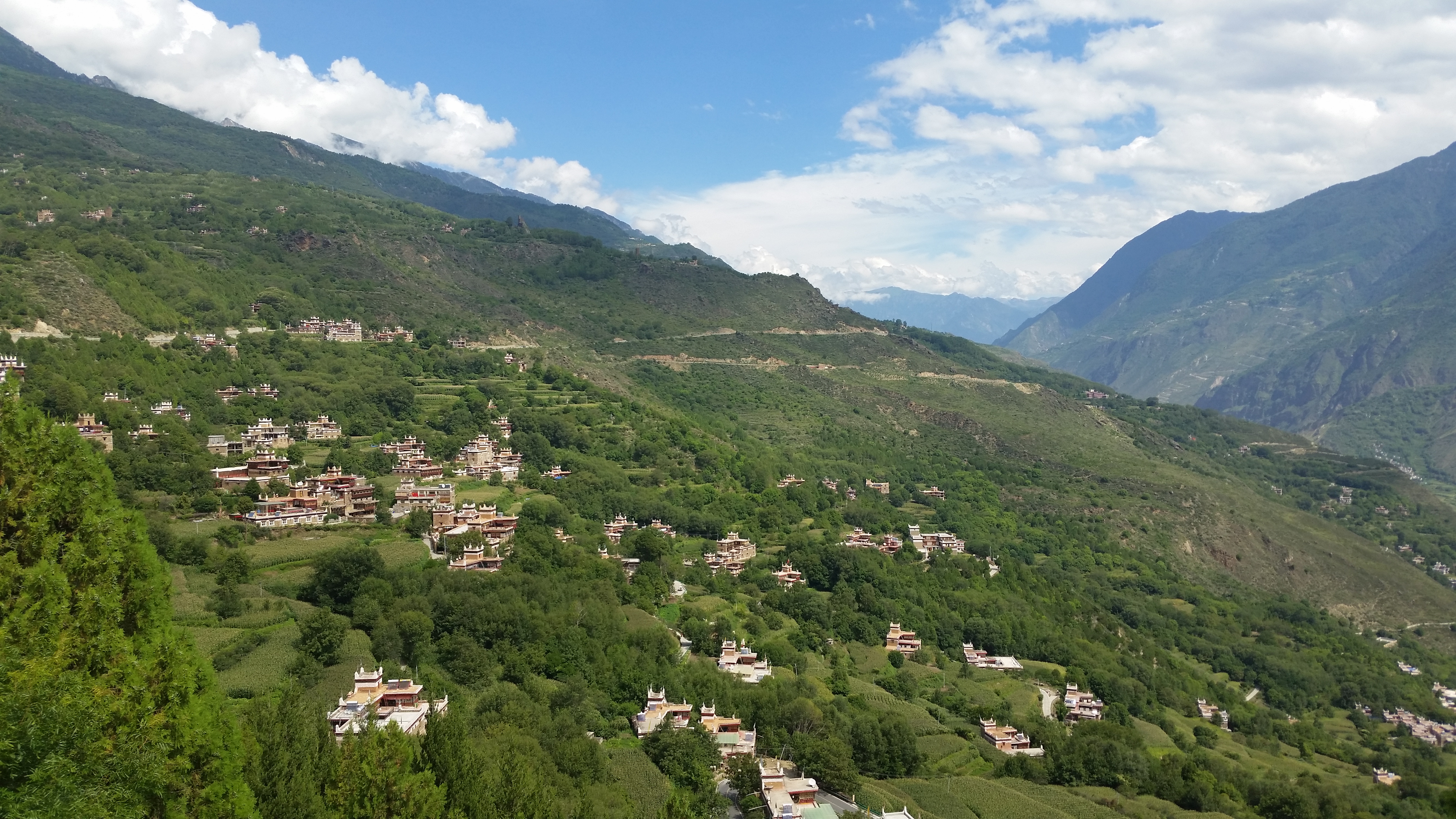 August 24: Danba (丹巴），Jiaju village (甲居） 2180 m altitude Август 24: Данба  (丹巴）, село Дзядзю (甲居）2180 м височина