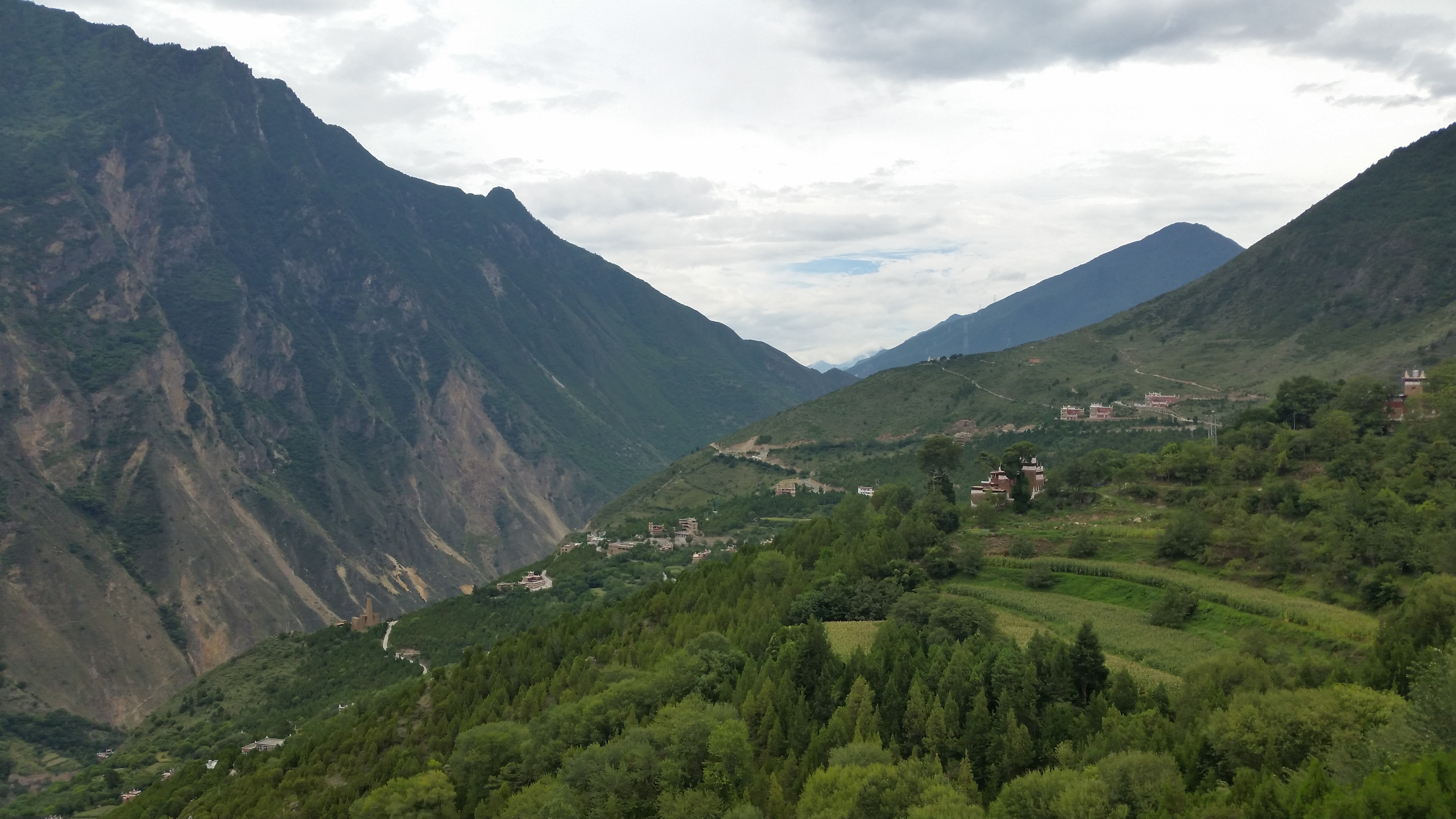 August 24: Danba (丹巴），Jiaju village (甲居） 2180 m altitude Август 24: Данба  (丹巴）, село Дзядзю (甲居）2180 м височина