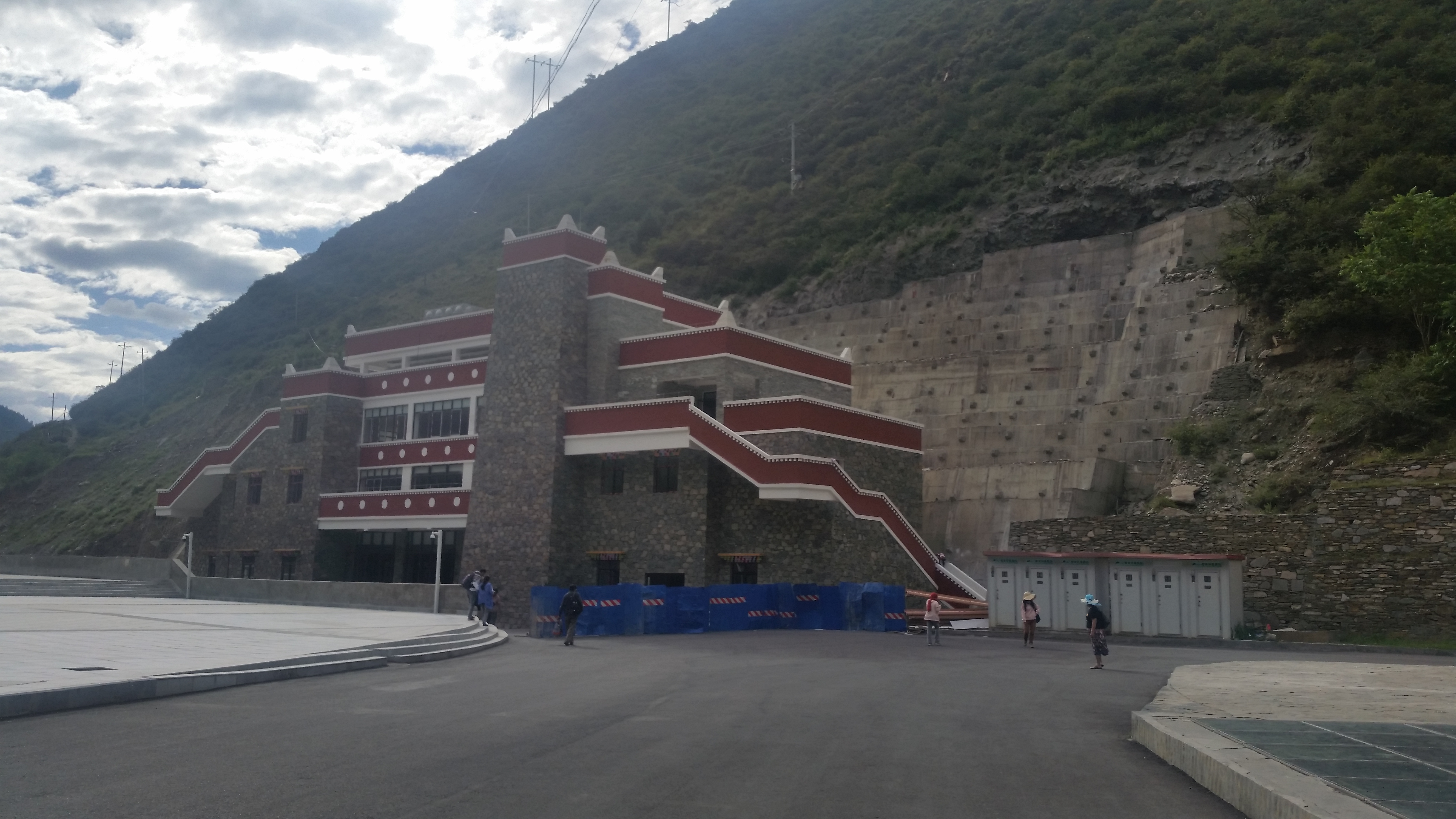 August 24: Rilong (日隆），Mt Four sisters (四姑娘山）, Double bridge valley (双桥沟) gate ，2960 m altitude Август 24: Рълонг (日隆）, планинат