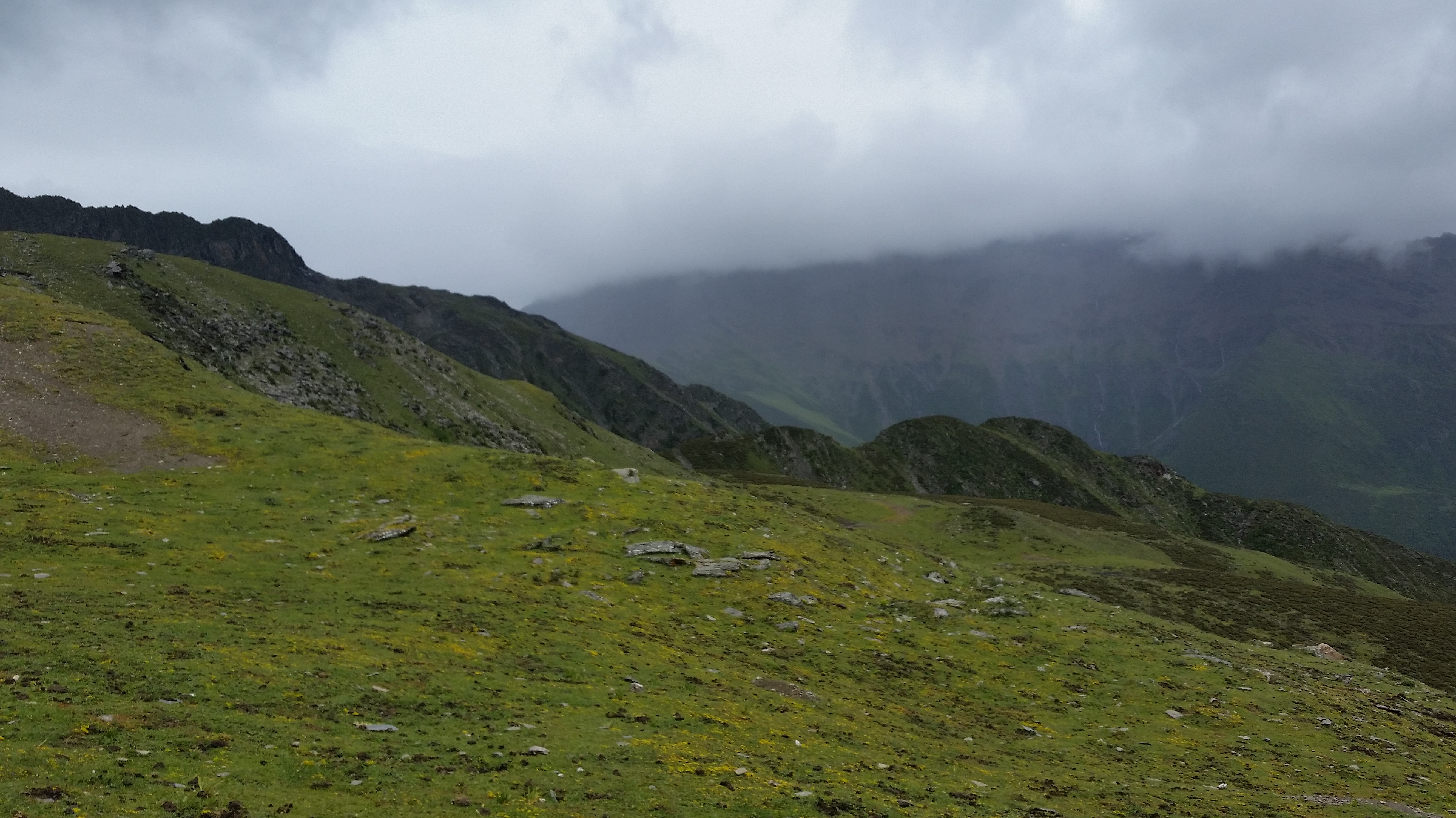 August 25: Mt. Four Sisters (Siguniang, 四姑娘山）, 4320 m altitude, on the summit Август 25: Планината Четирите сестри (Siguniang, 四