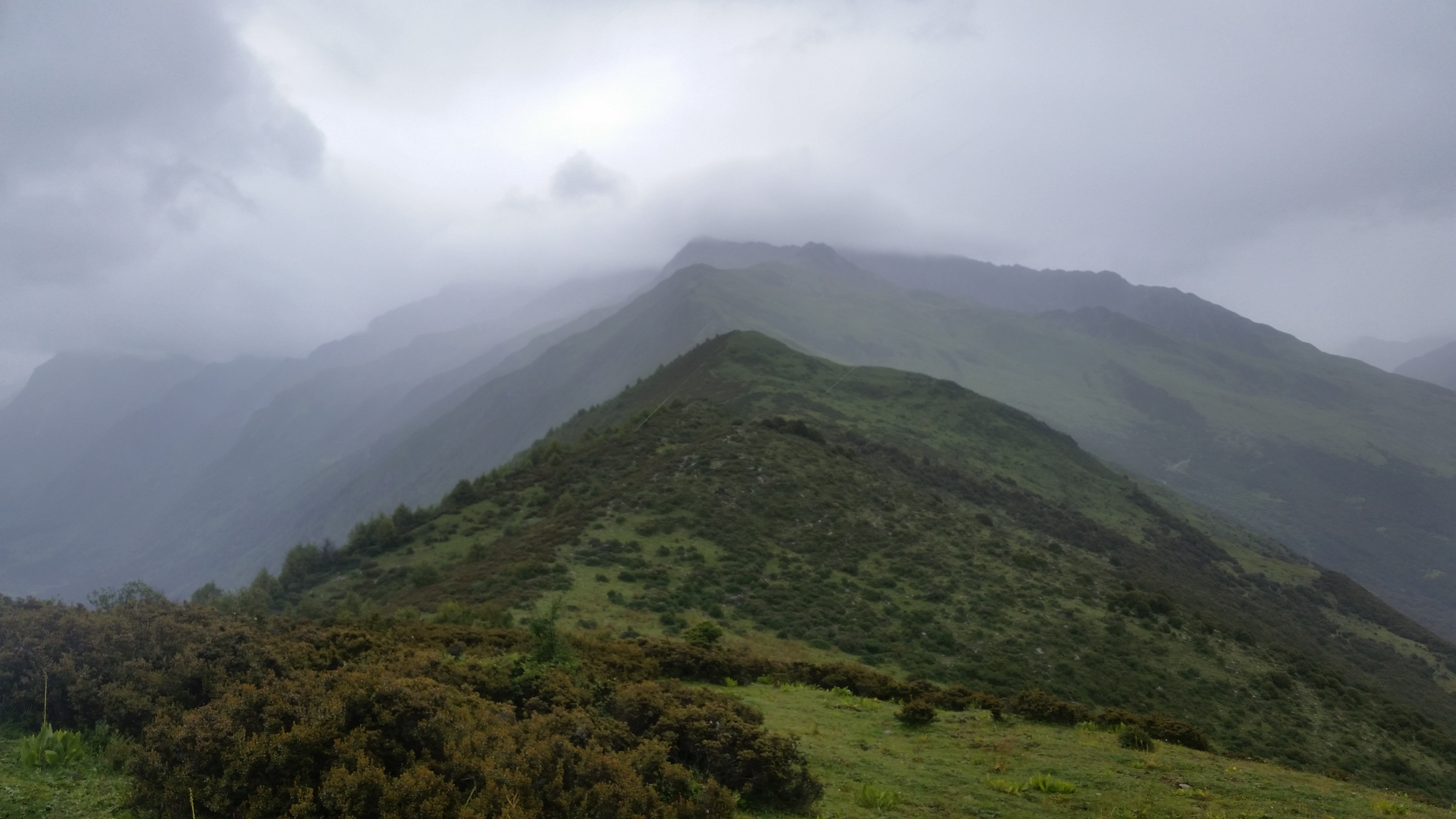 August 25: Mt. Four Sisters (Siguniang, 四姑娘山）, 3710 m altitude, on the summit Август 25: Планината Четирите сестри (Siguniang, 四