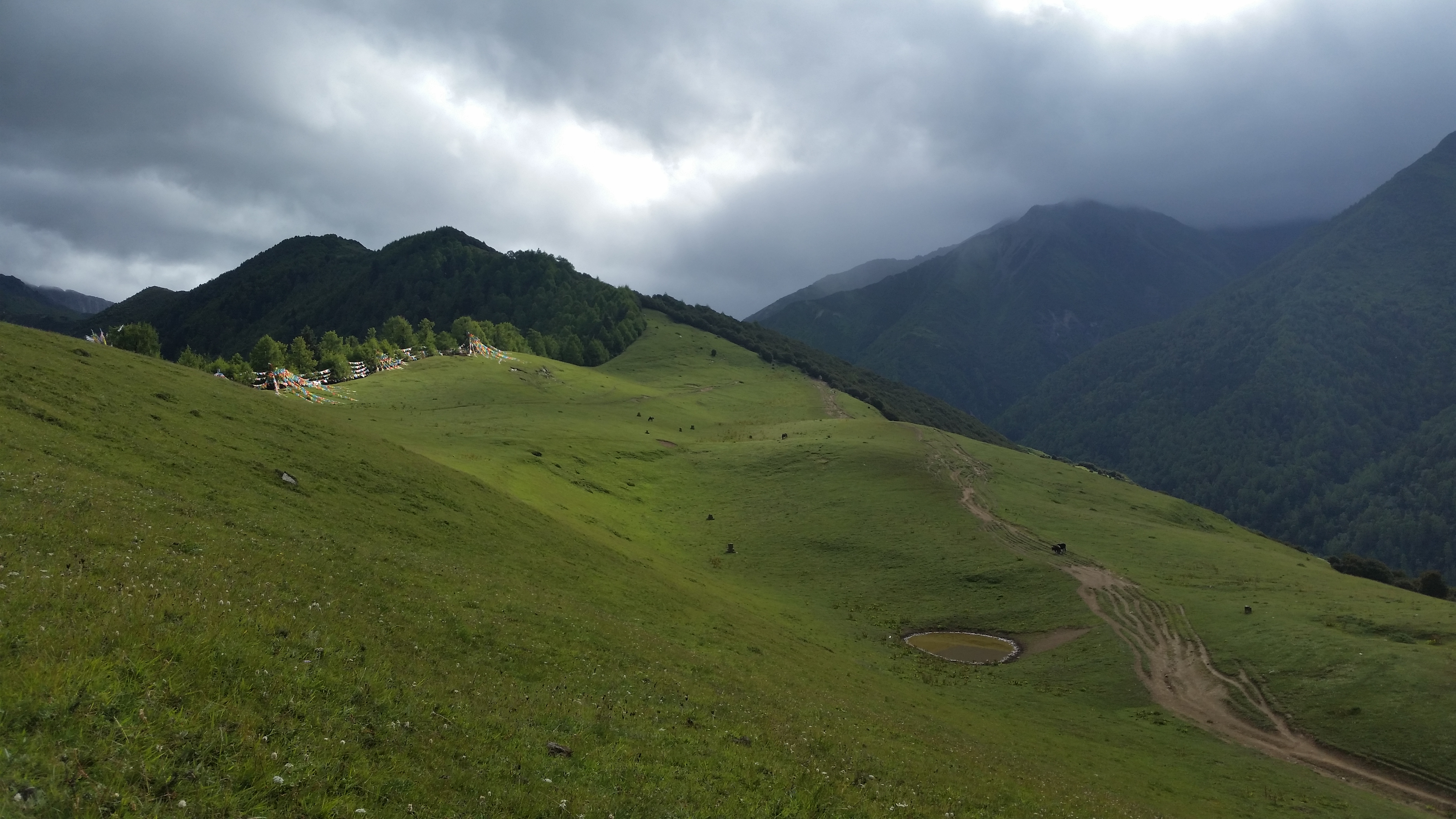 August 25: Mt. Four Sisters (Siguniang, 四姑娘山）, 3530 m altitude, on the summit Август 25: Планината Четирите сестри (Siguniang, 四