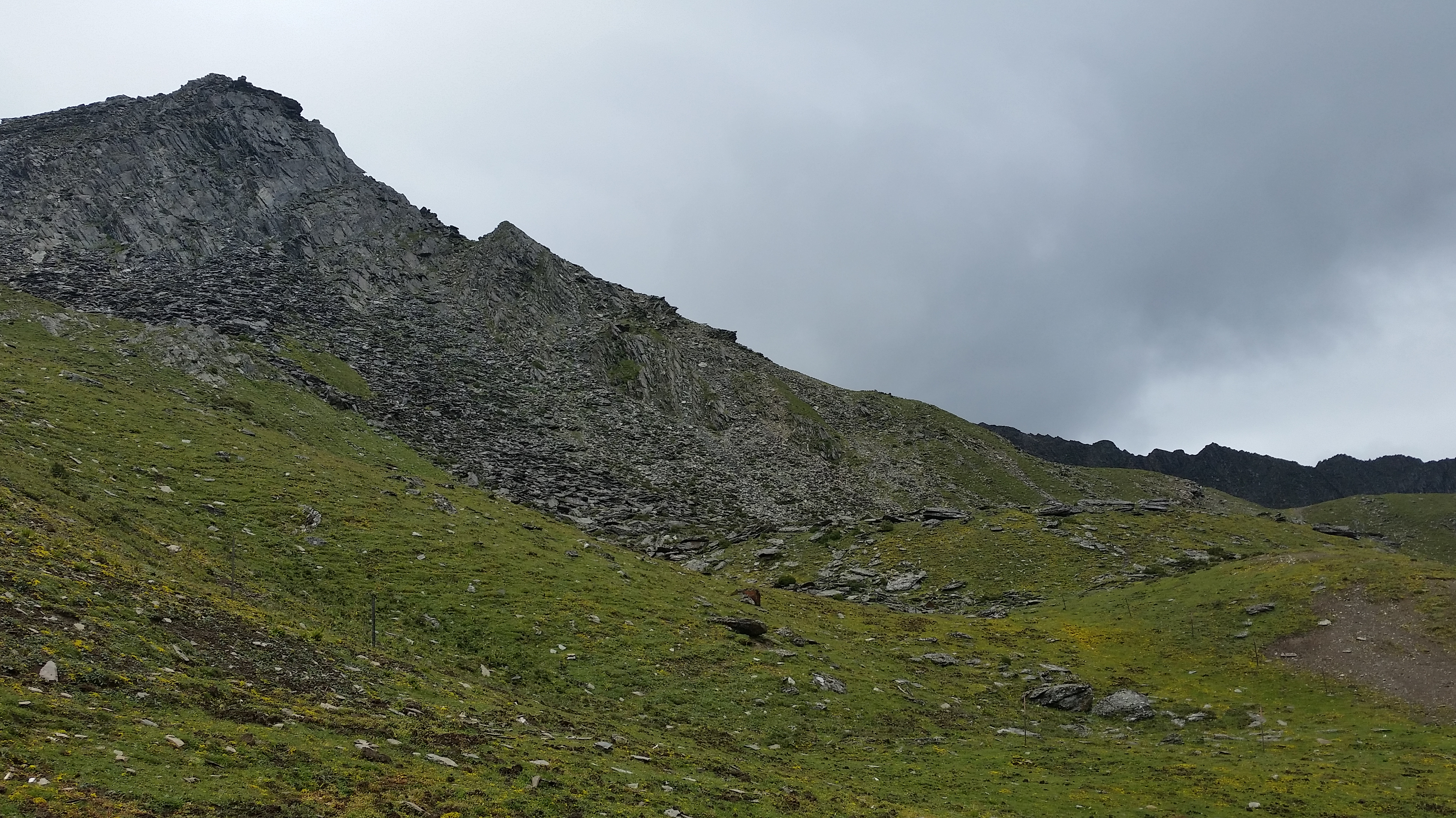 August 25: Mt. Four Sisters (Siguniang, 四姑娘山）, 4320 m altitude, on the summit Август 25: Планината Четирите сестри (Siguniang, 四