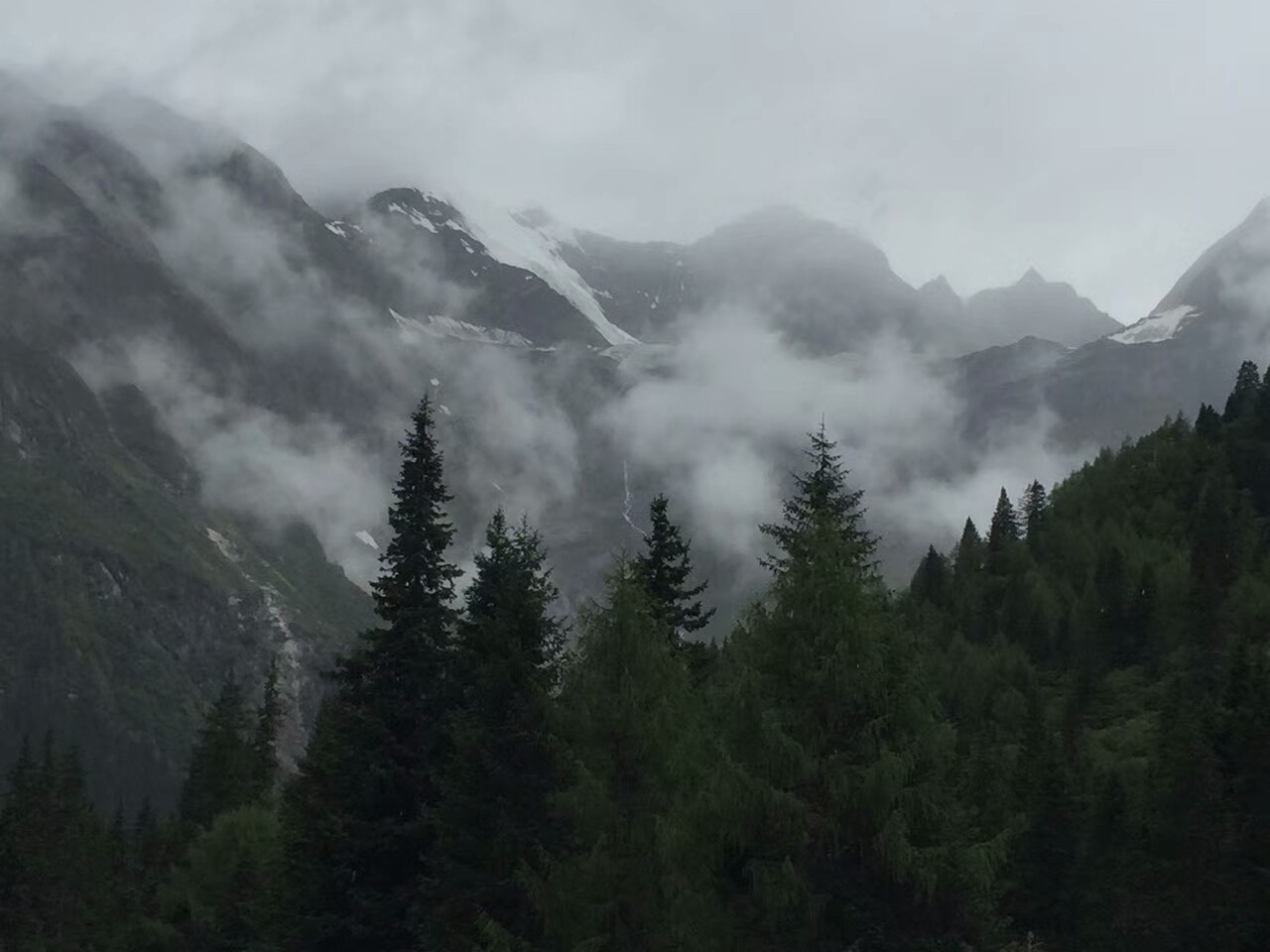 August 25: Mt. Four Sisters (Siguniang, 四姑娘山）, Changping valley (长坪沟）3400 to 3800 m altitude Август 25: Планината Четирите сестр