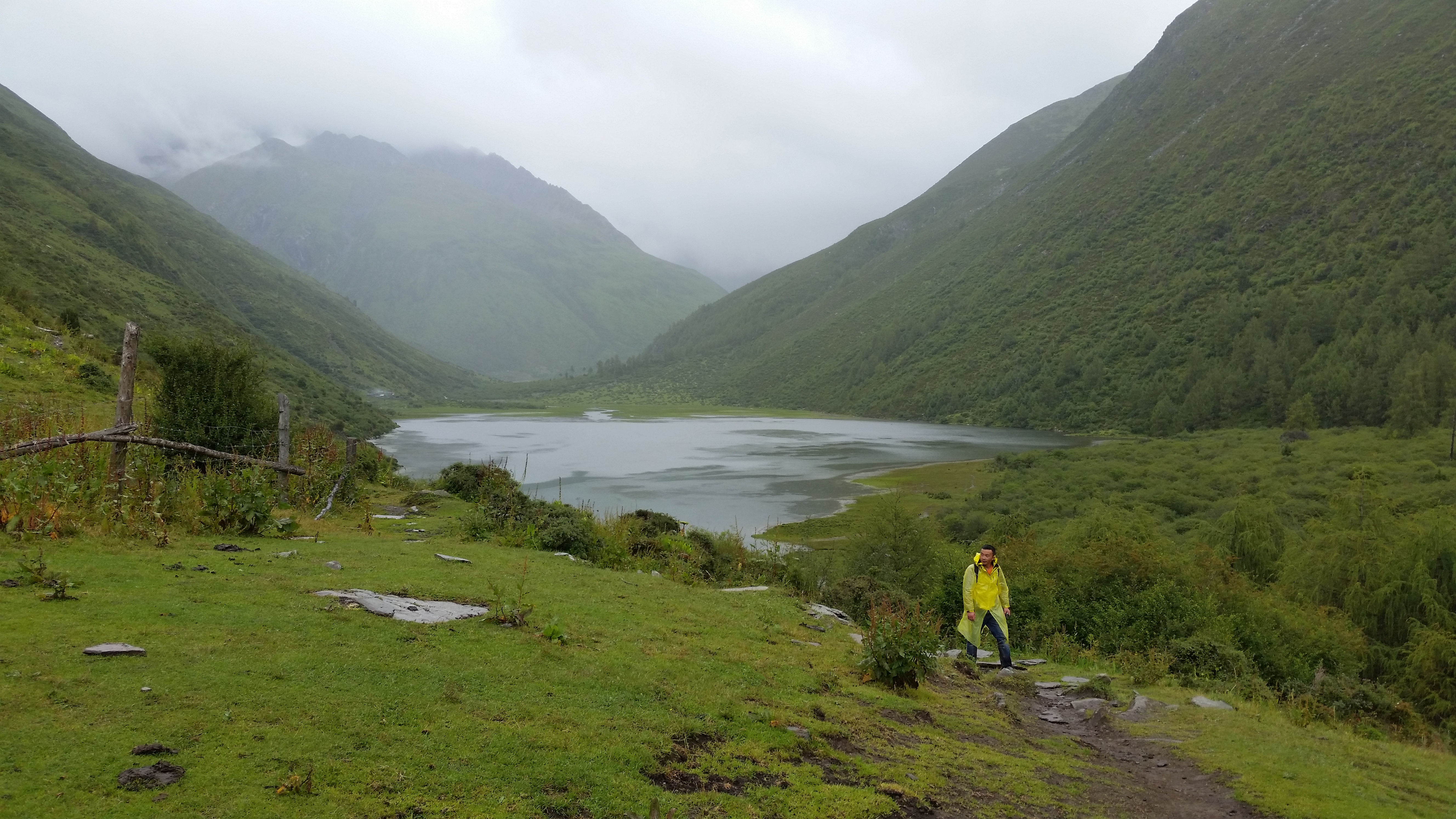 August 25: Mt. Four Sisters (Siguniang, 四姑娘山）, 3930 m altitude, Haizigou valley, Big Haizi lake Август 25: Планината Четирите се