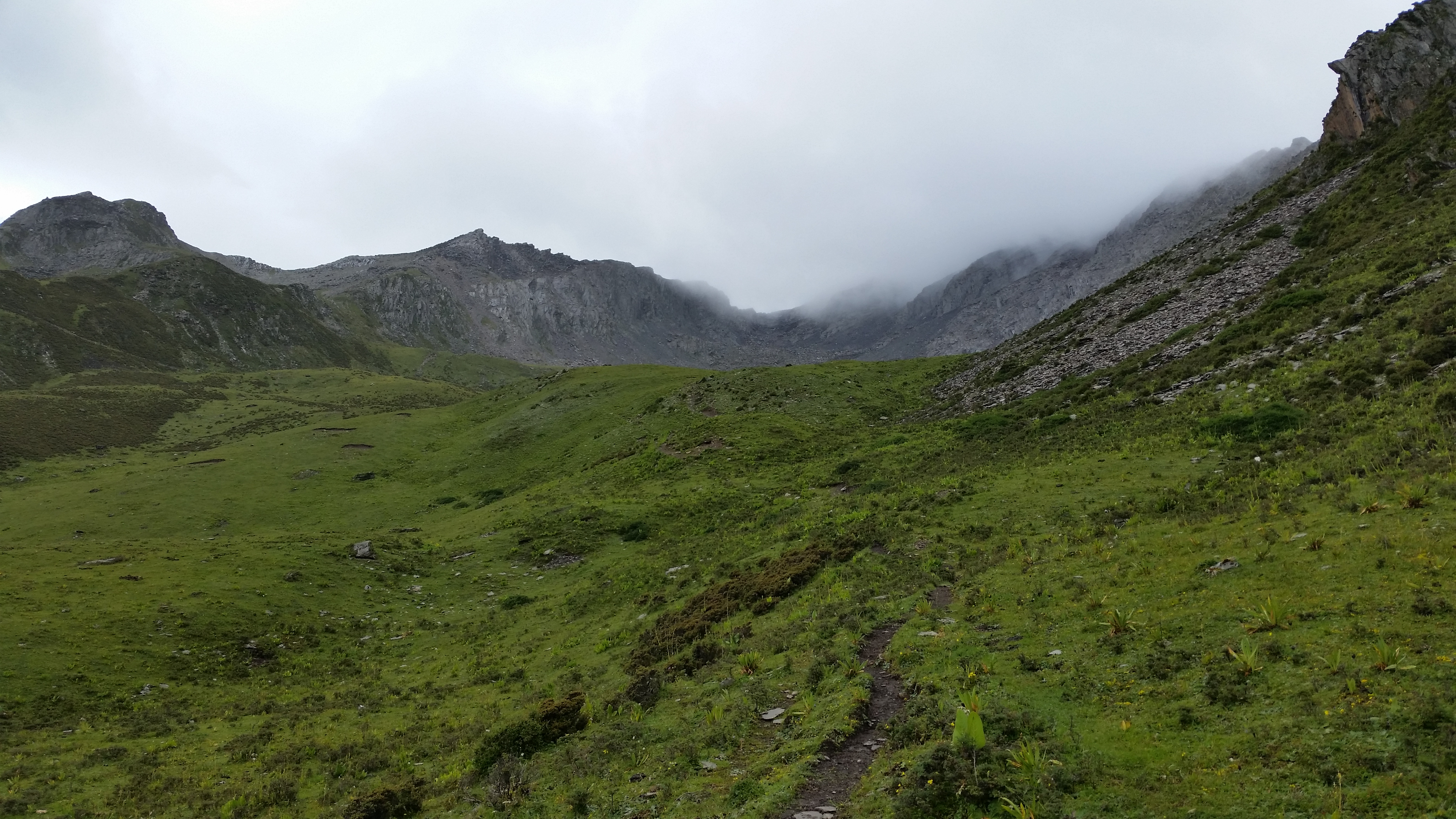 August 25: Mt. Four Sisters (Siguniang, 四姑娘山）, 4230 m altitude, view to Big sister peak  Август 25: Планината Четирите сестри (S