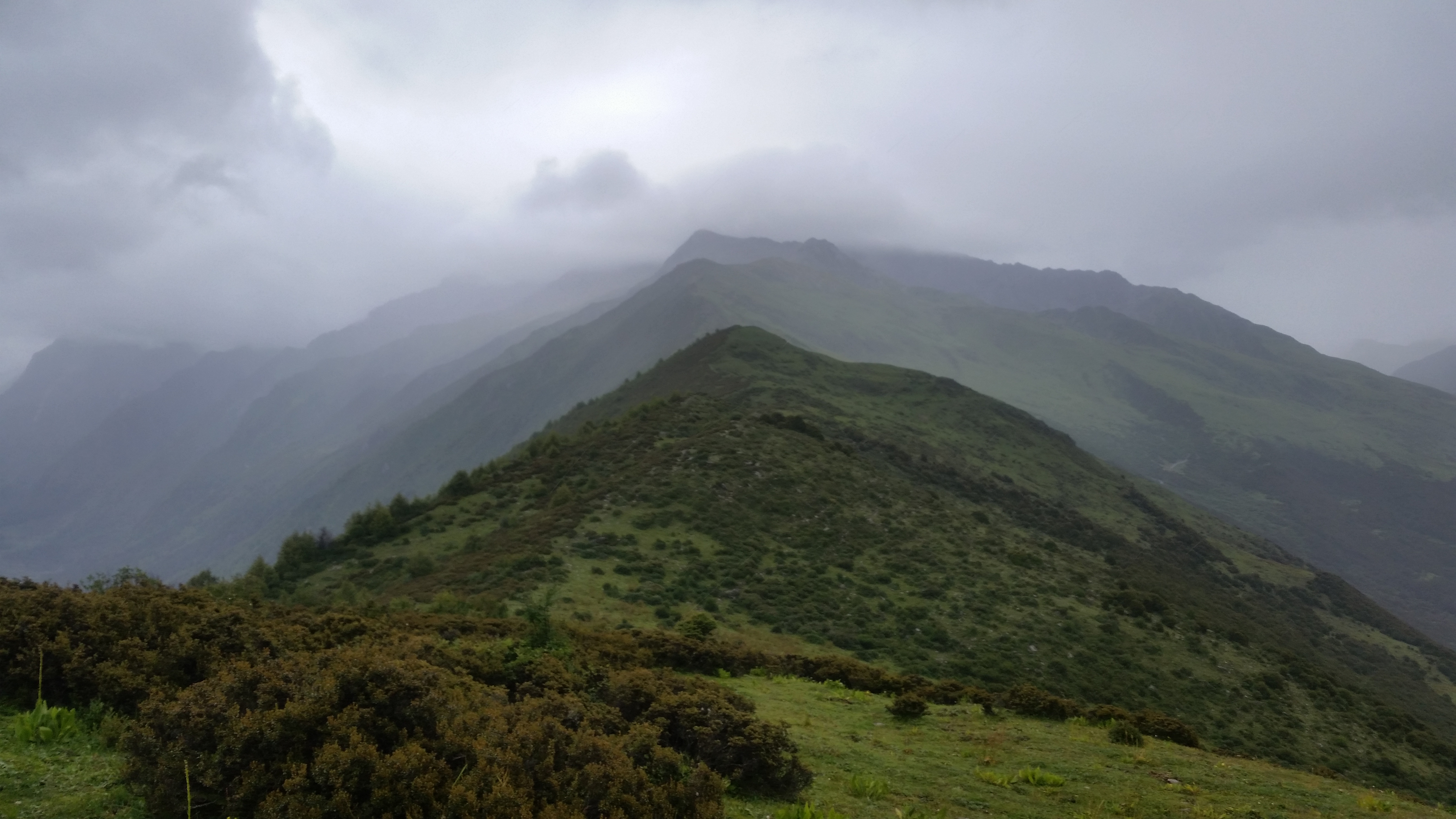 August 25: Mt. Four Sisters (Siguniang, 四姑娘山）, 3710 m altitude, on the summit Август 25: Планината Четирите сестри (Siguniang, 四