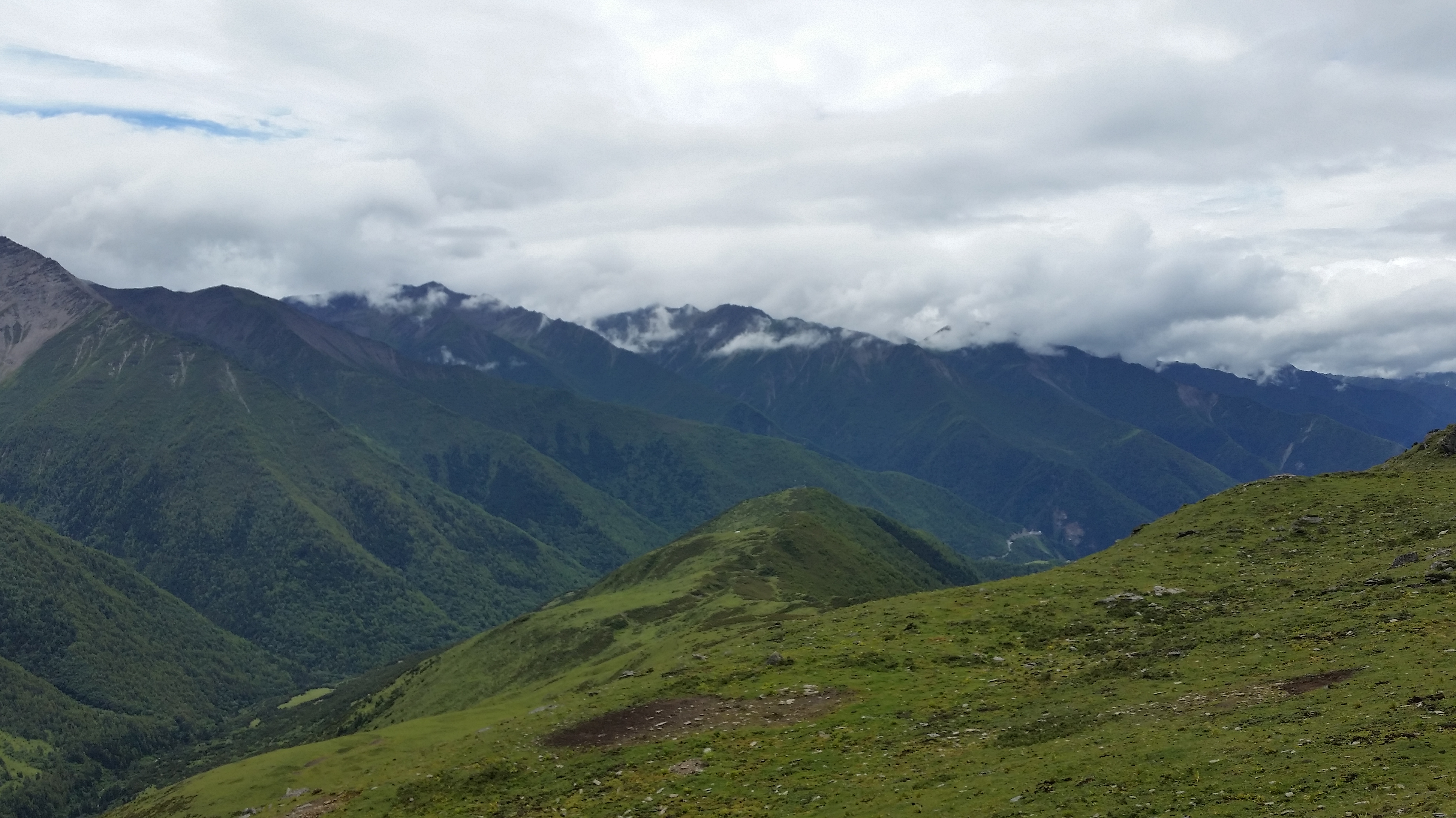 August 25: Mt. Four Sisters (Siguniang, 四姑娘山）, 4180 m altitude, on the summit Август 25: Планината Четирите сестри (Siguniang, 四