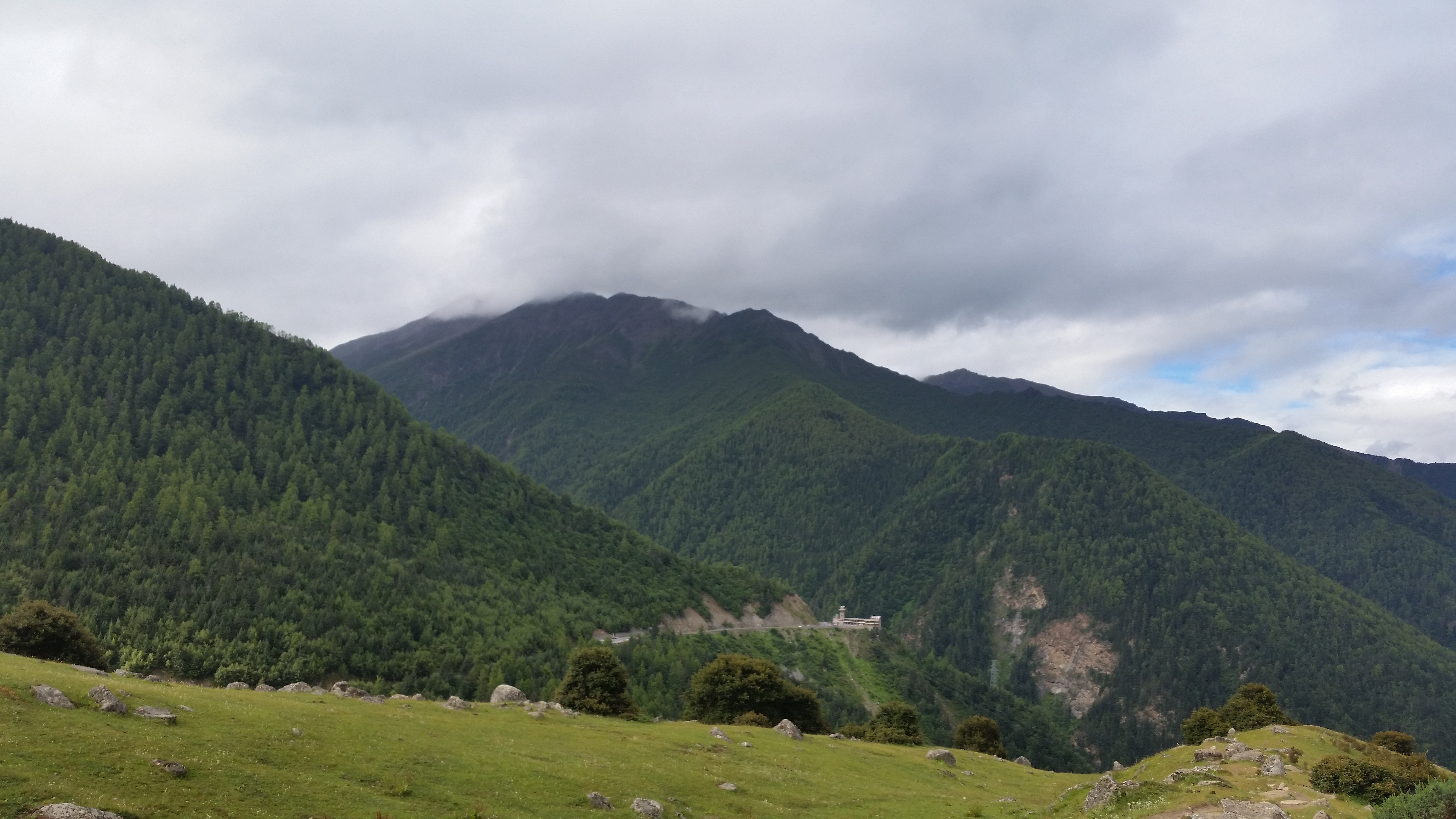 August 25: Mt. Four Sisters (Siguniang, 四姑娘山）, 3450 m altitude, on the summit Август 25: Планината Четирите сестри (Siguniang, 四