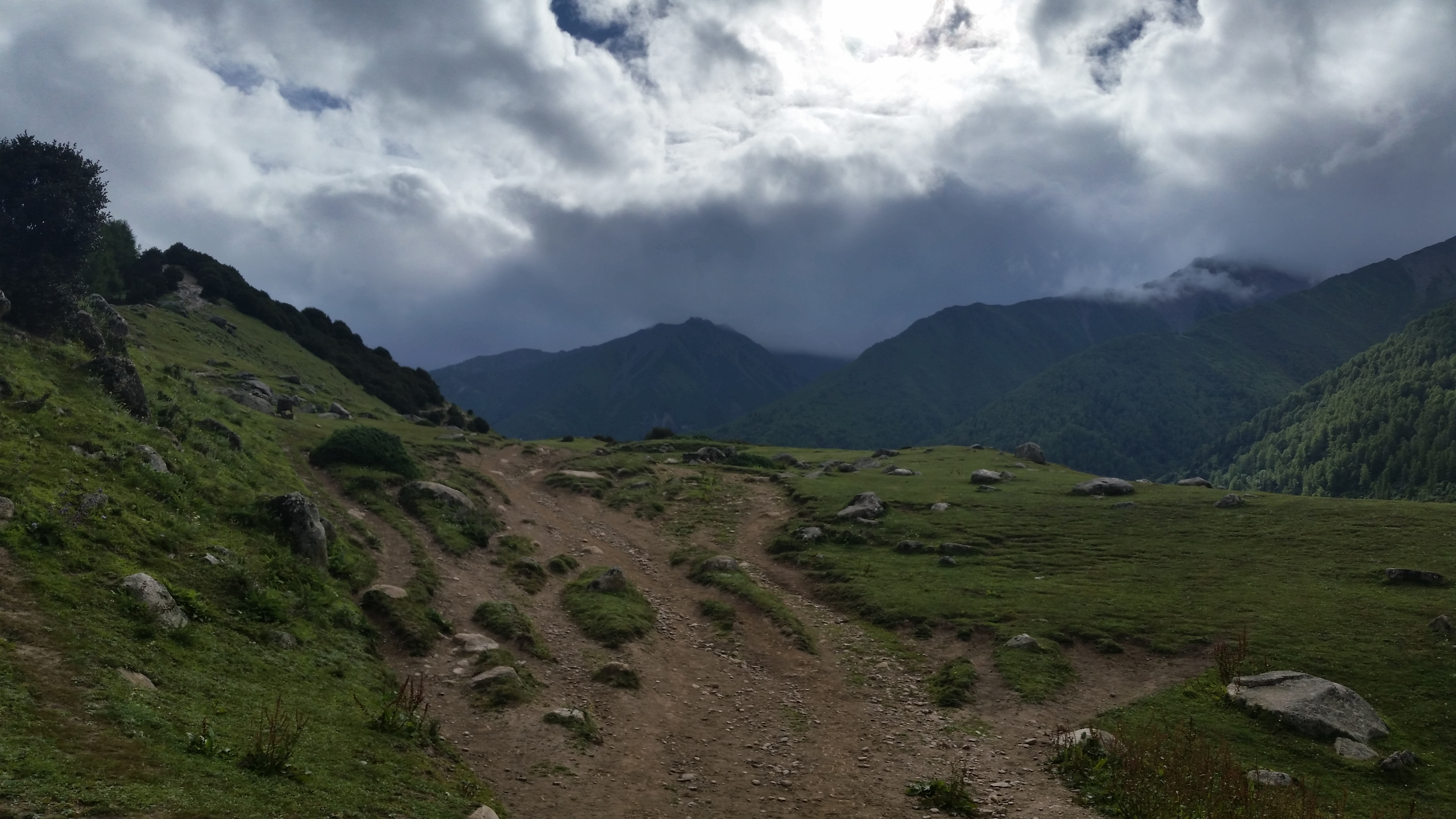 August 25: Mt. Four Sisters (Siguniang, 四姑娘山）, 3420 m altitude, on the summit Август 25: Планината Четирите сестри (Siguniang, 四