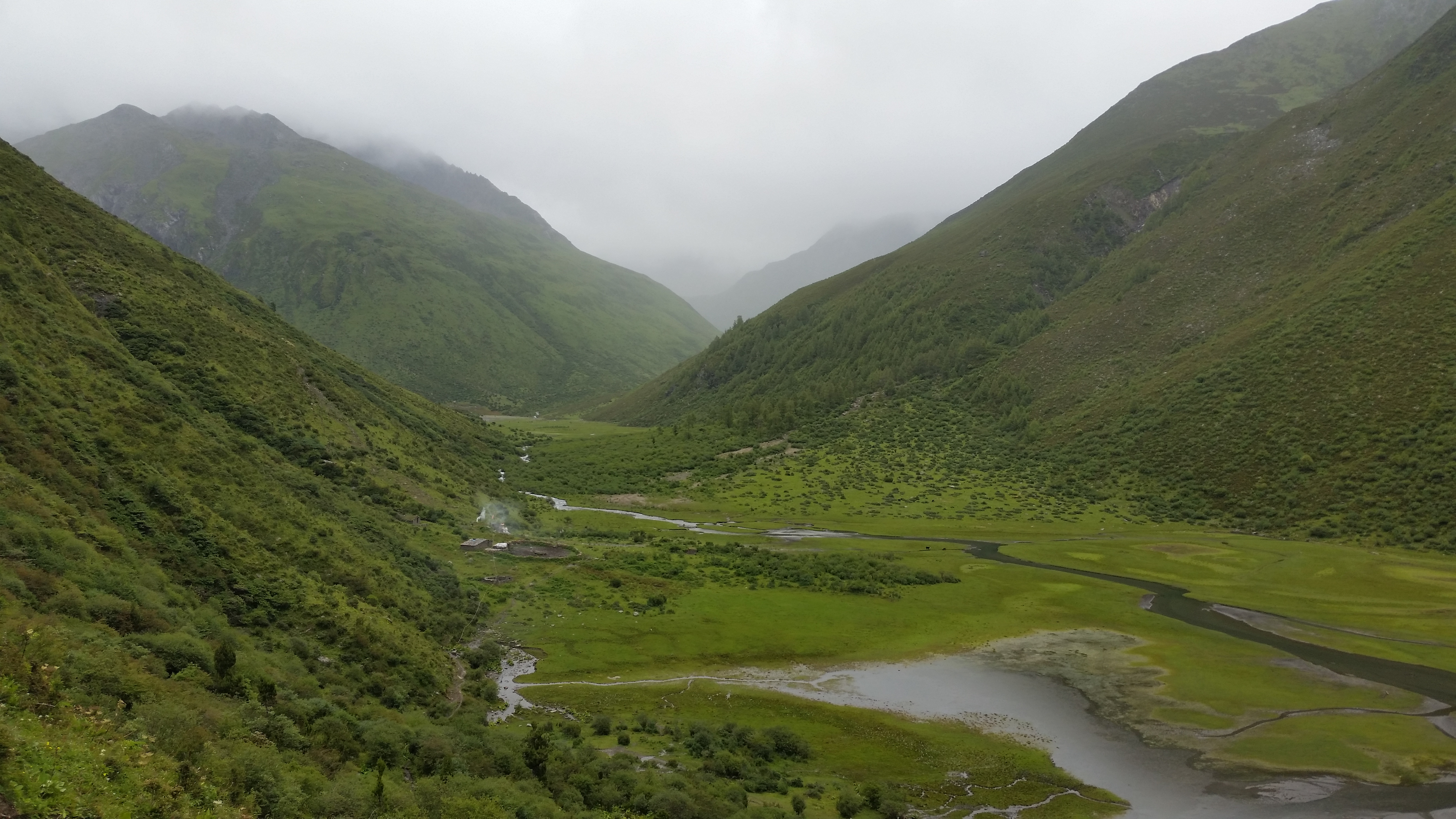 August 25: Mt. Four Sisters (Siguniang, 四姑娘山）, 4010 m altitude, Haizigou valley, Big Haizi lake Август 25: Планината Четирите се