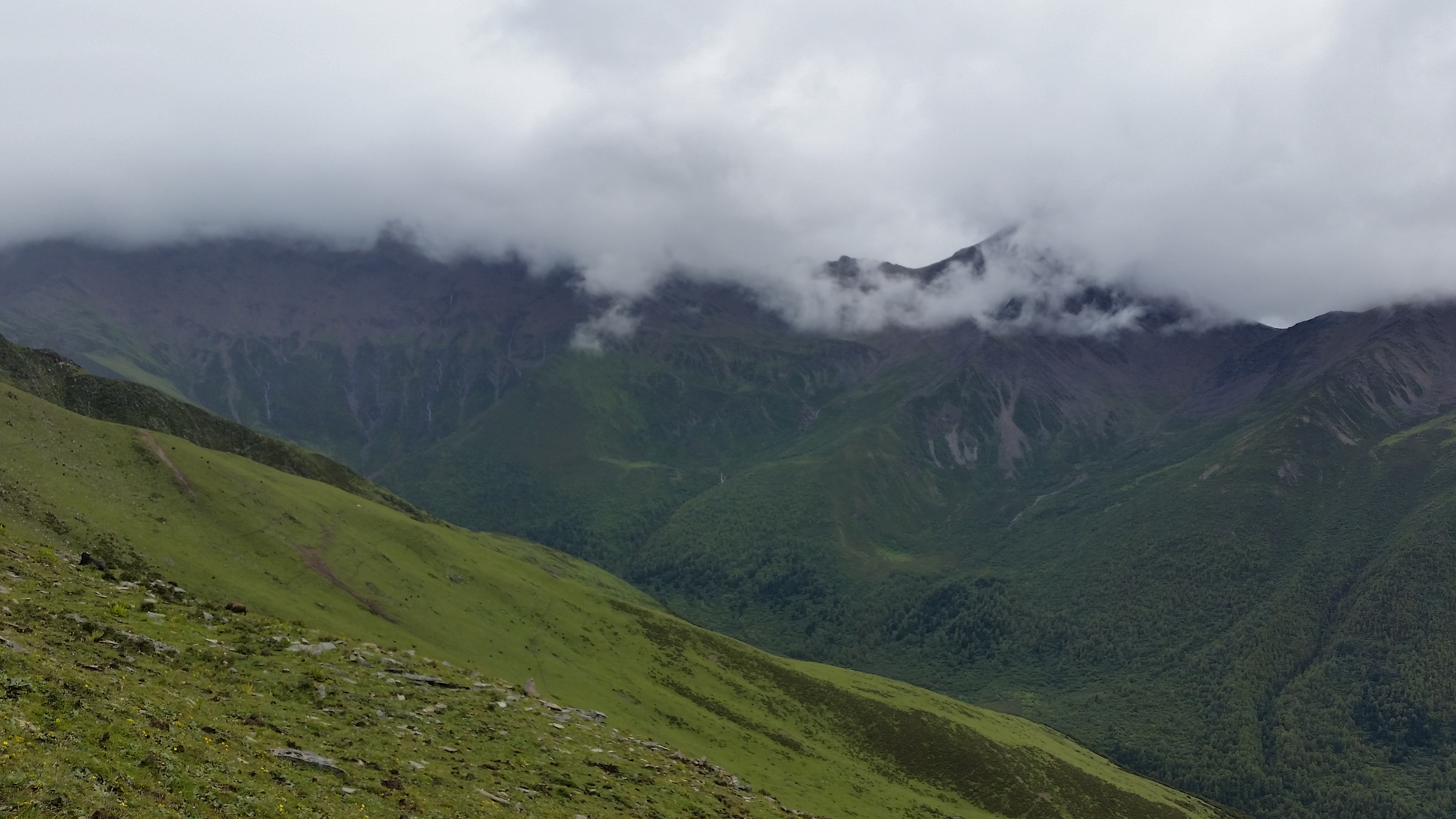 August 25: Mt. Four Sisters (Siguniang, 四姑娘山）, 4180 m altitude, on the summit Август 25: Планината Четирите сестри (Siguniang, 四