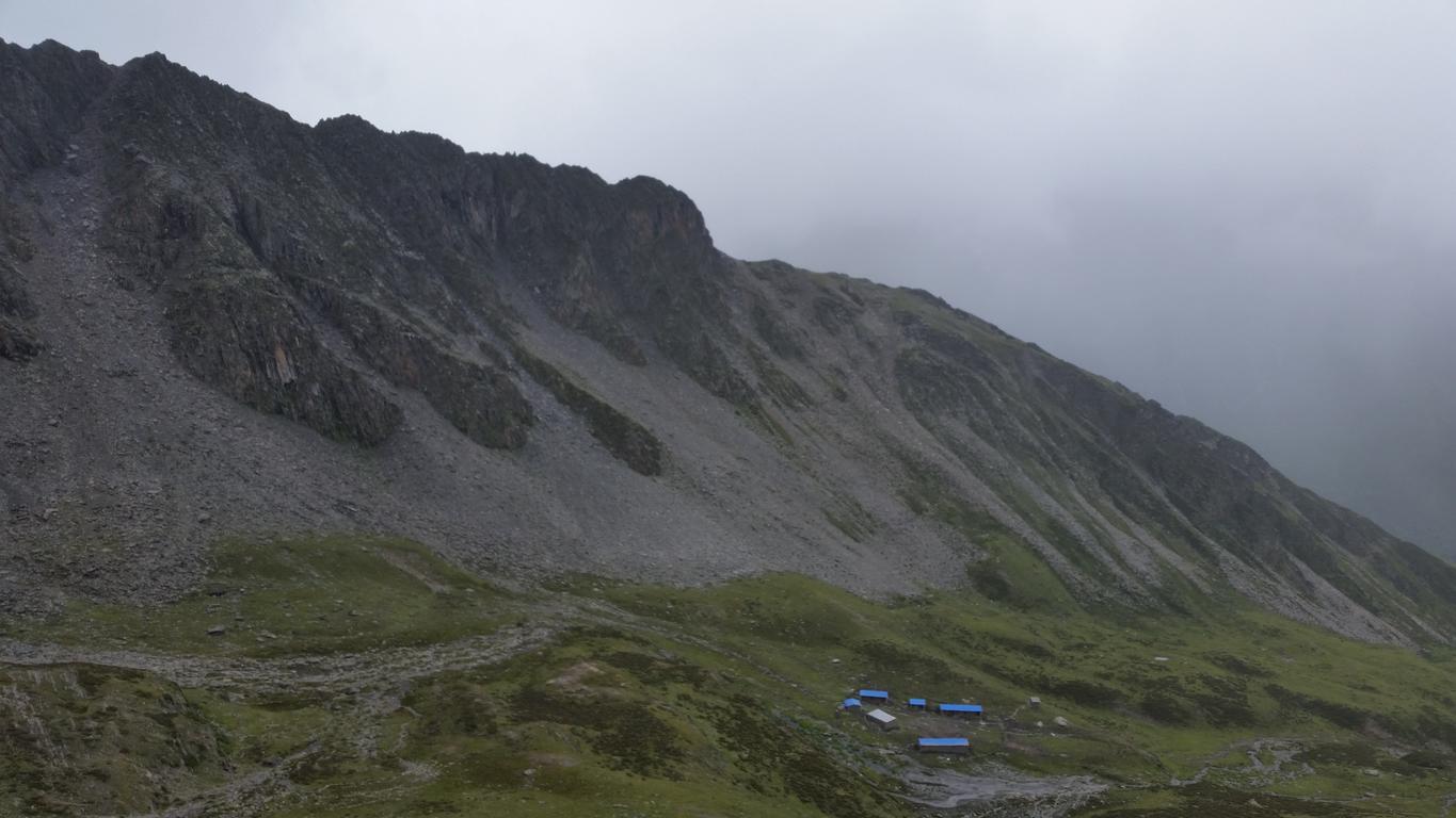 August 25: Mt. Four Sisters (Siguniang, 四姑娘山）, 4510 m altitude, on the summit Август 25: Планината Четирите сестри (Siguniang, 四