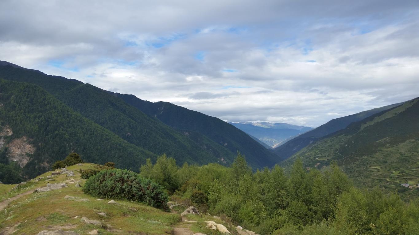 August 25: Mt. Four Sisters (Siguniang, 四姑娘山）, 3420 m altitude, on the summit Август 25: Планината Четирите сестри (Siguniang, 四