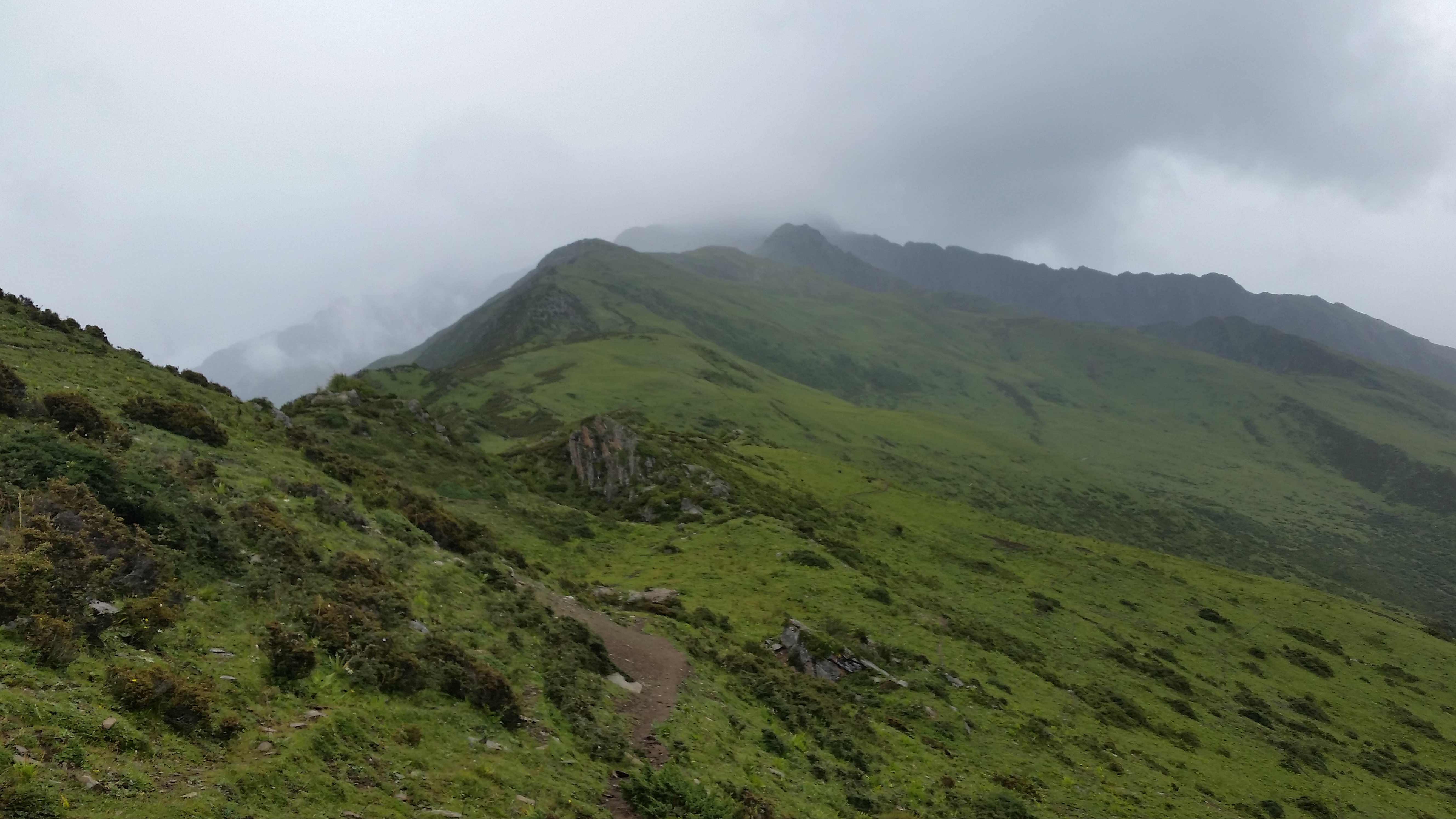 August 25: Mt. Four Sisters (Siguniang, 四姑娘山）, 3960 m altitude, on the summit Август 25: Планината Четирите сестри (Siguniang, 四