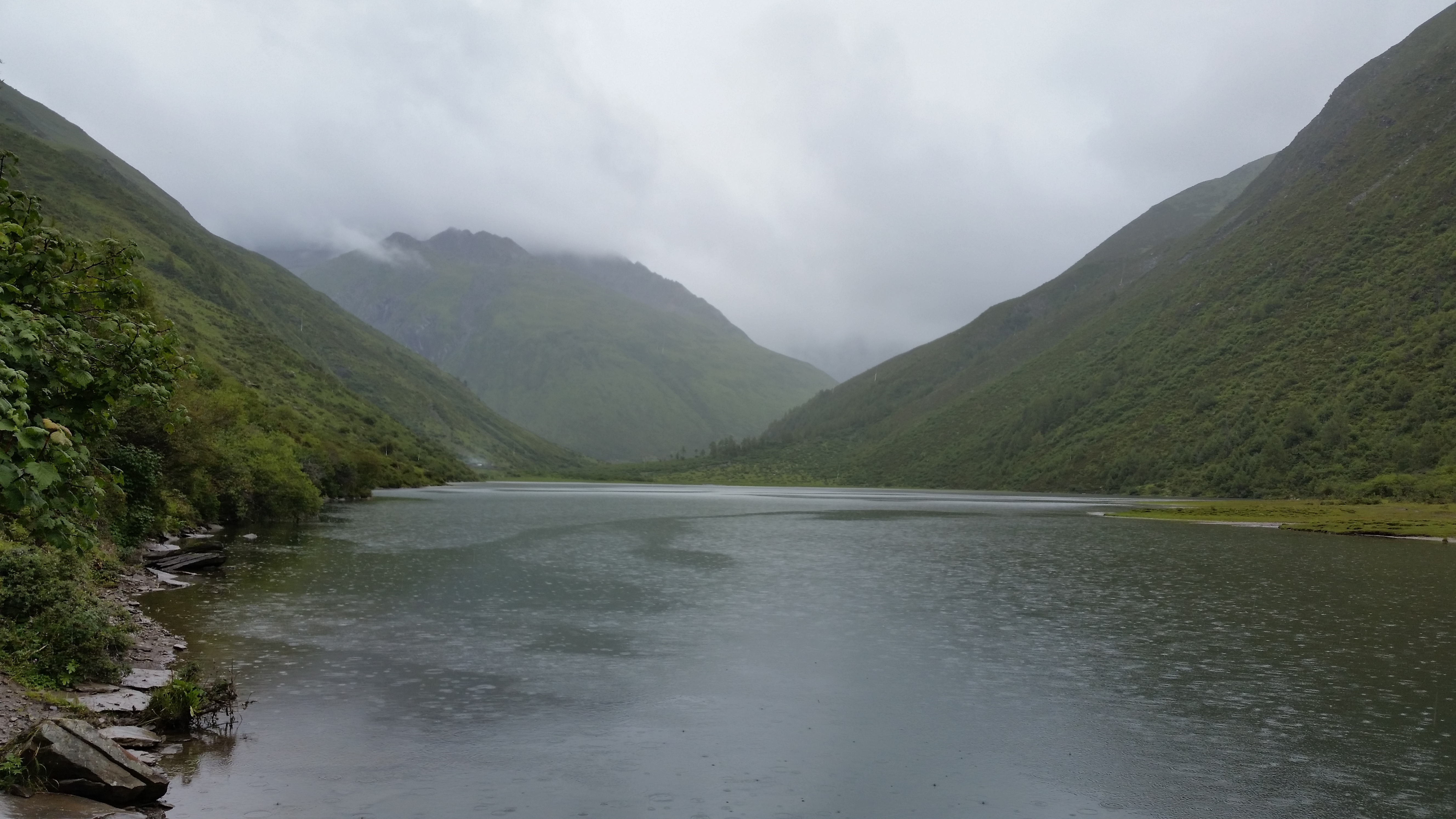 August 25: Mt. Four Sisters (Siguniang, 四姑娘山）, 3930 m altitude, Haizigou valley, Big Haizi lake Август 25: Планината Четирите се