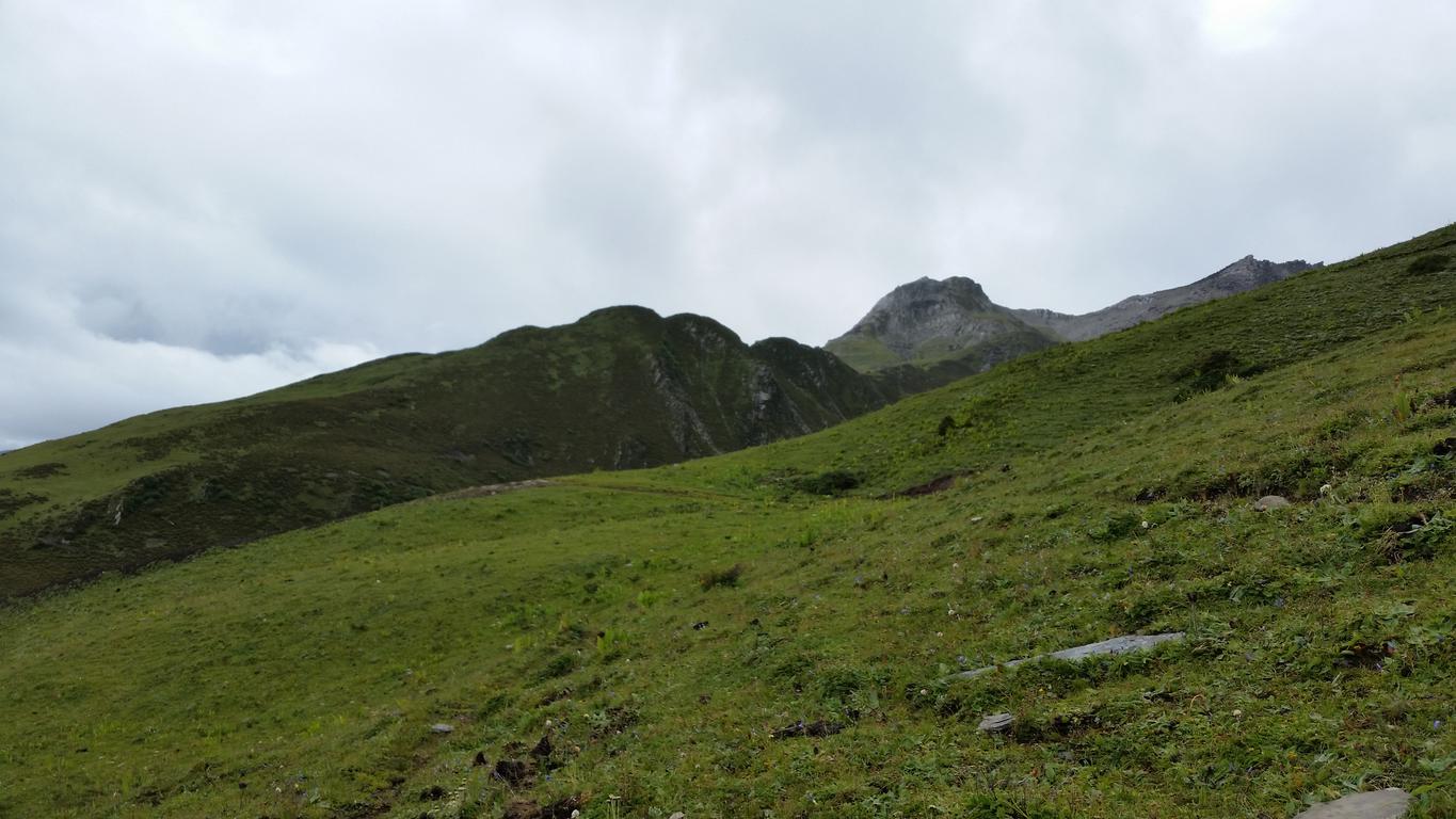 August 25: Mt. Four Sisters (Siguniang, 四姑娘山）, 4180 m altitude, to Haizigou valley  Август 25: Планината Четирите сестри (Siguni