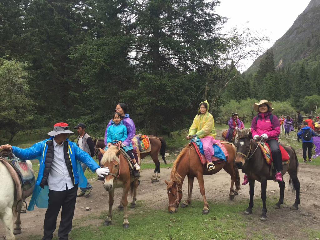 August 25: Mt. Four Sisters (Siguniang, 四姑娘山）, Changping valley (长坪沟）3400 to 3800 m altitude Август 25: Планината Четирите сестр