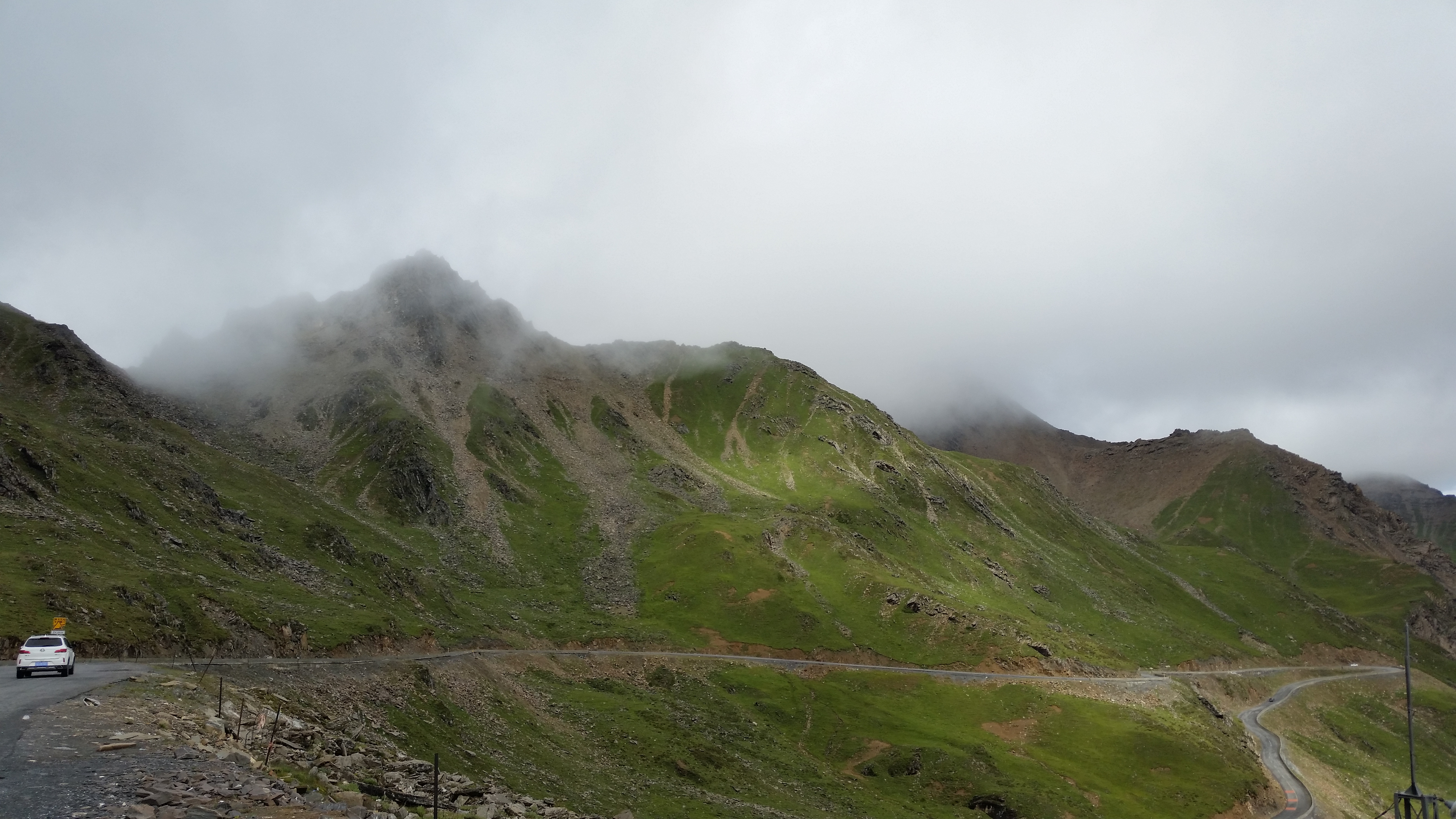 August 26: From Rilong (日隆）to Chengdu (成都），view to Mt. Four Sisters (Siguniang, 四姑娘山）, 3260 m altitude Август 26: От Рълонг （日隆）