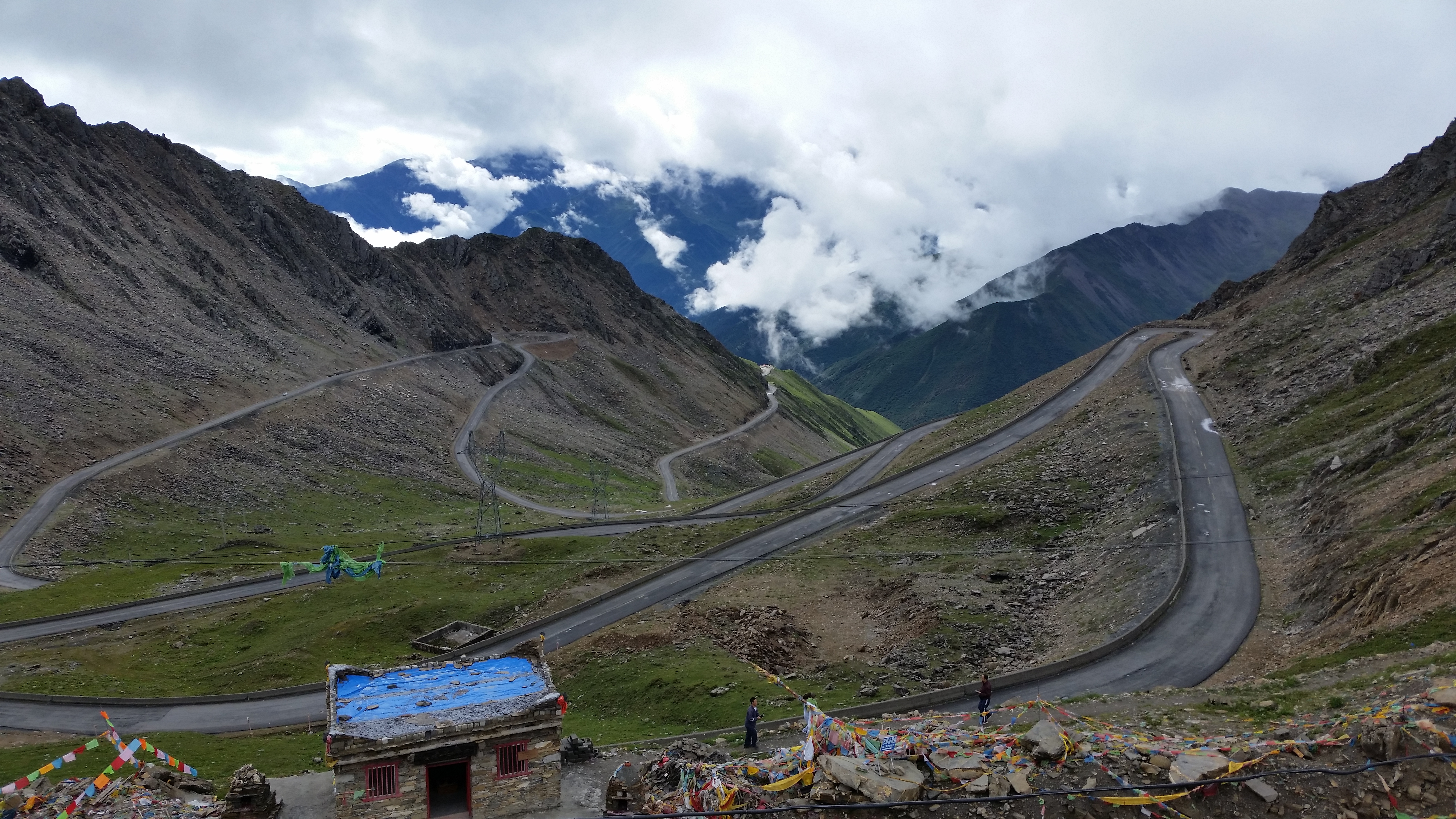 August 26: From Rilong (日隆）to Chengdu (成都），view to Mt. Four Sisters (Siguniang, 四姑娘山）, 3260 m altitude Август 26: От Рълонг （日隆）