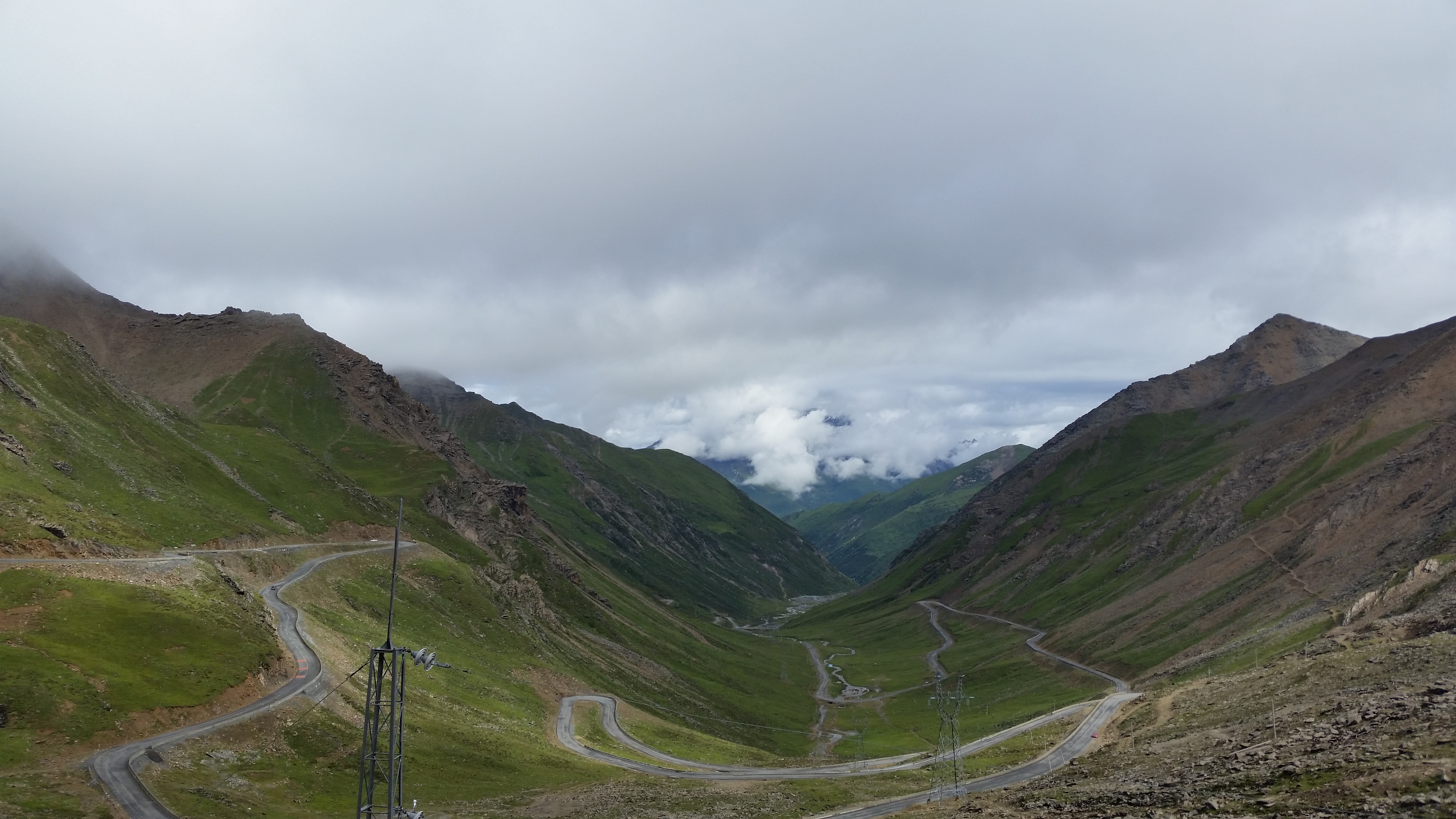 August 26: From Rilong (日隆）to Chengdu (成都），view to Mt. Four Sisters (Siguniang, 四姑娘山）, 3260 m altitude Август 26: От Рълонг （日隆）