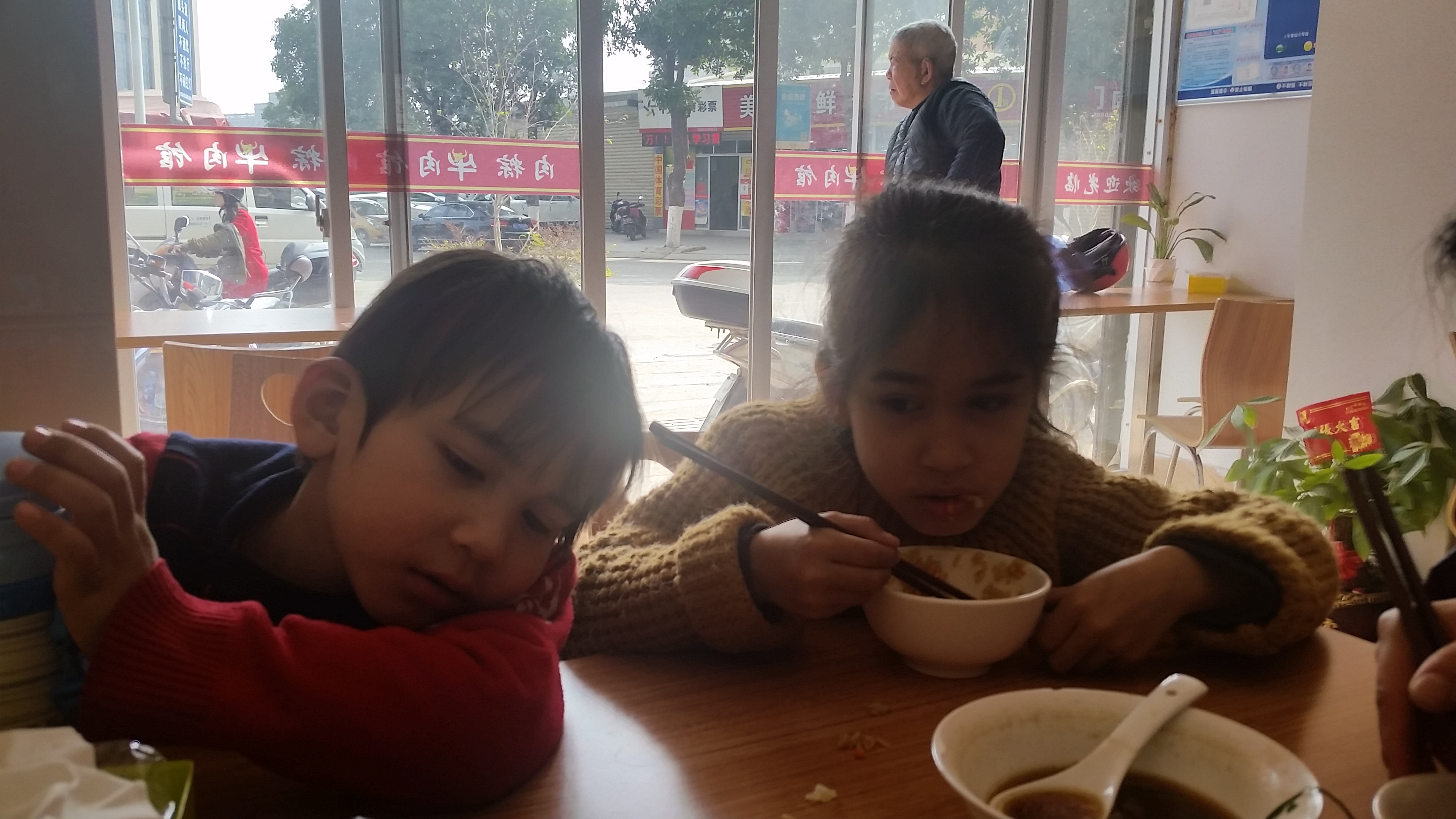 Lunch in a town in Fujian province
Обяд в малък град в провинция Фудзиен