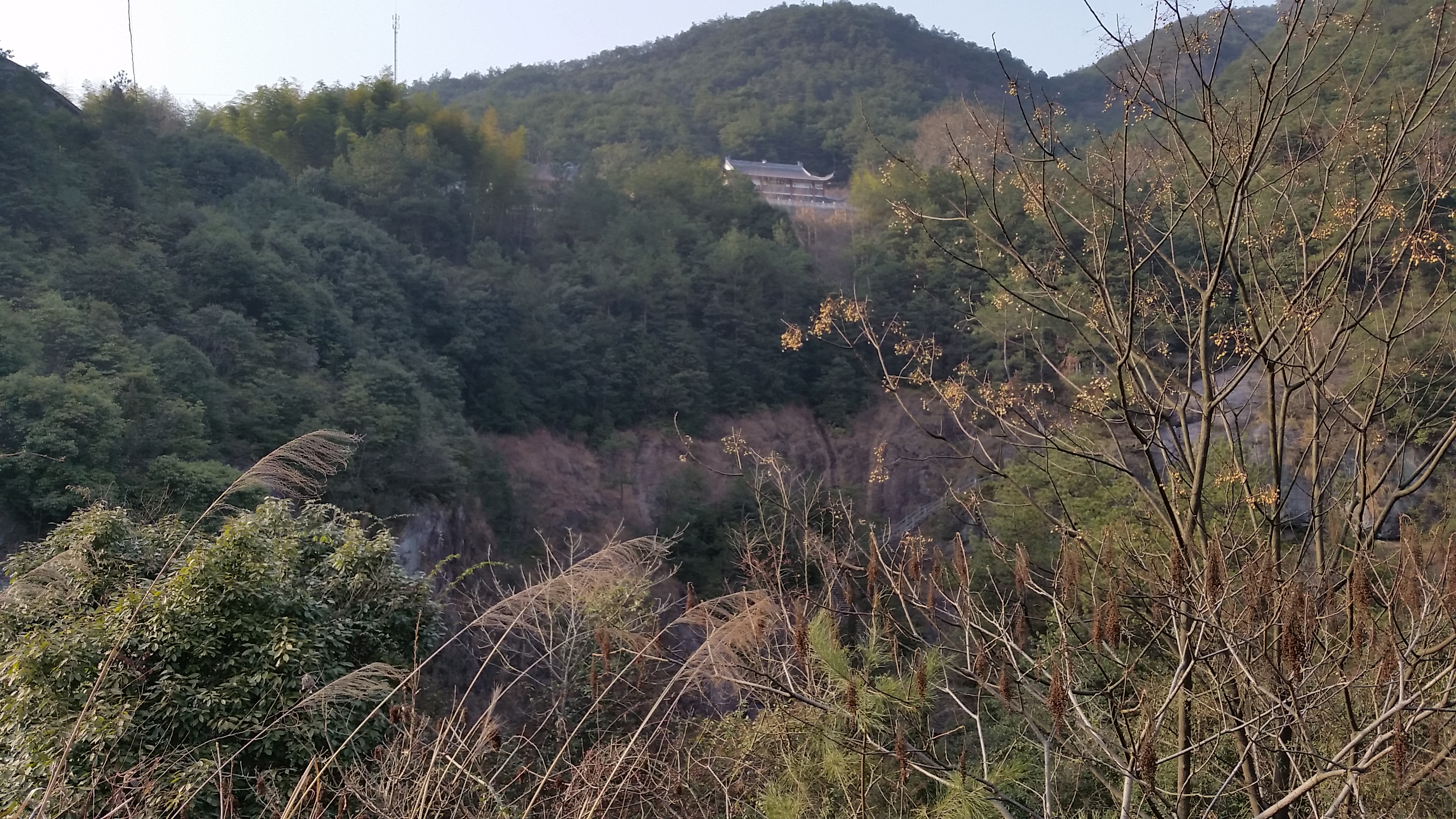 Passing the mountains of North Zhejiang, with a little snow
Преминавайки през планините на северен Дзъдзян, с малко сняг