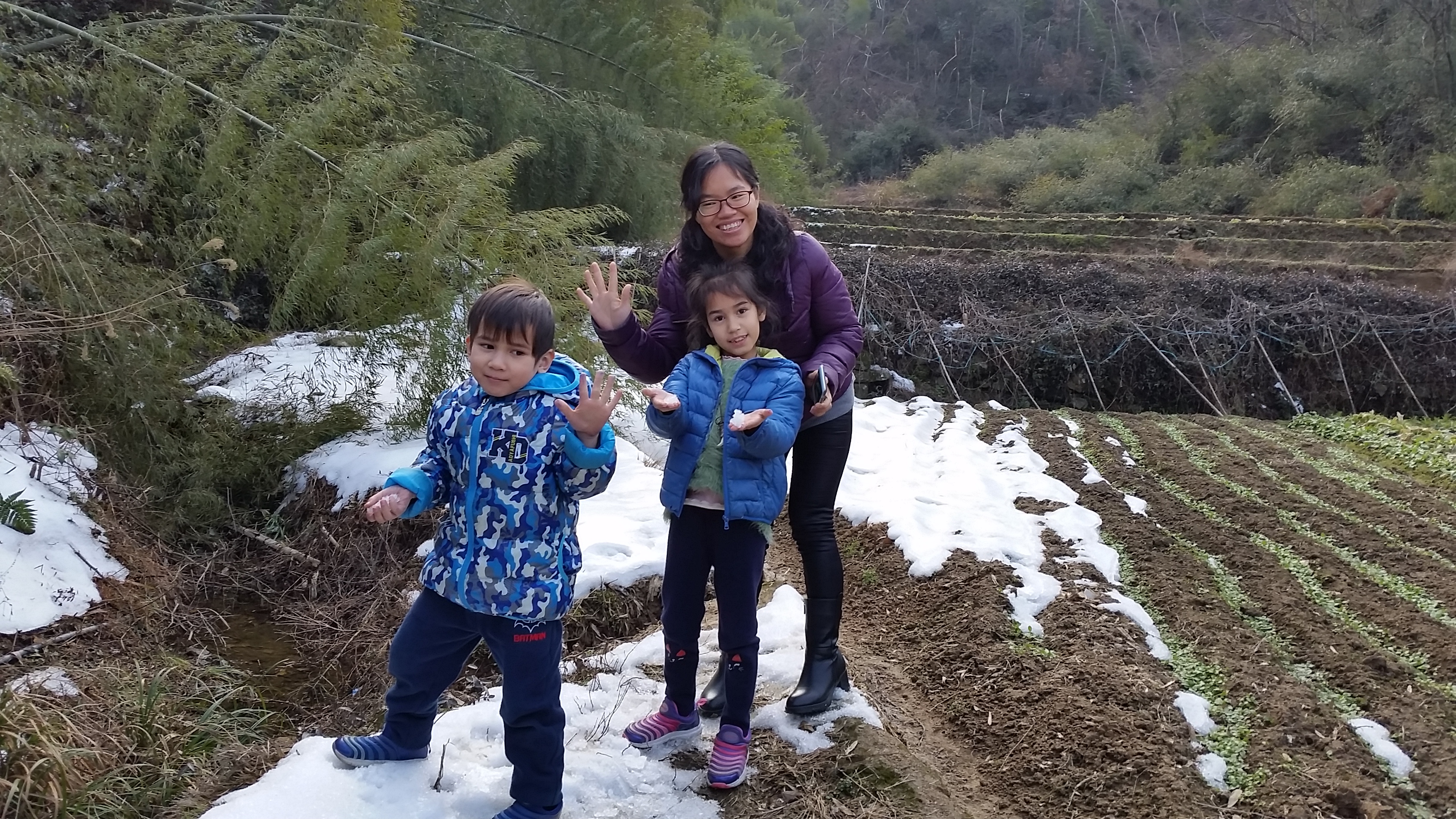 Passing the mountains of North Zhejiang, with a little snow
Преминавайки през планините на северен Дзъдзян, с малко сняг