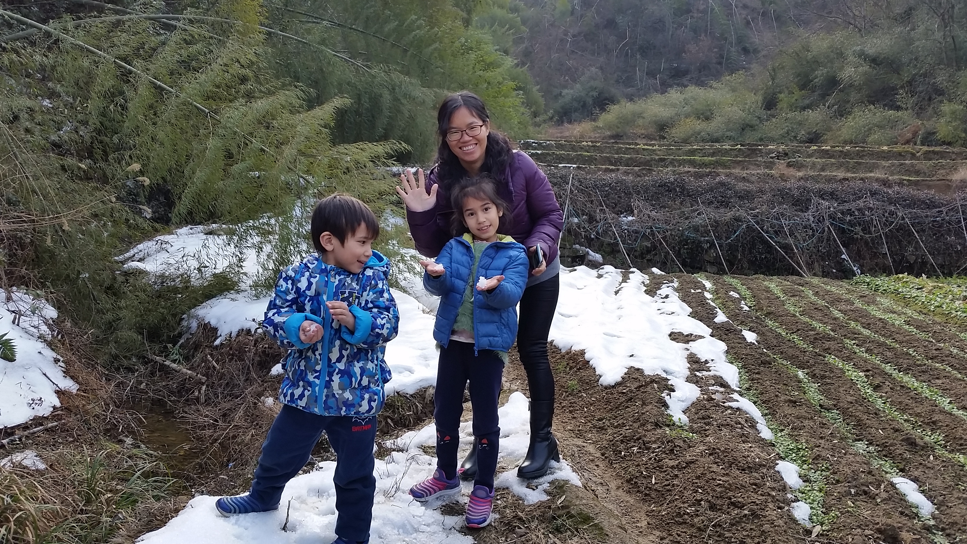 Passing the mountains of North Zhejiang, with a little snow
Преминавайки през планините на северен Дзъдзян, с малко сняг