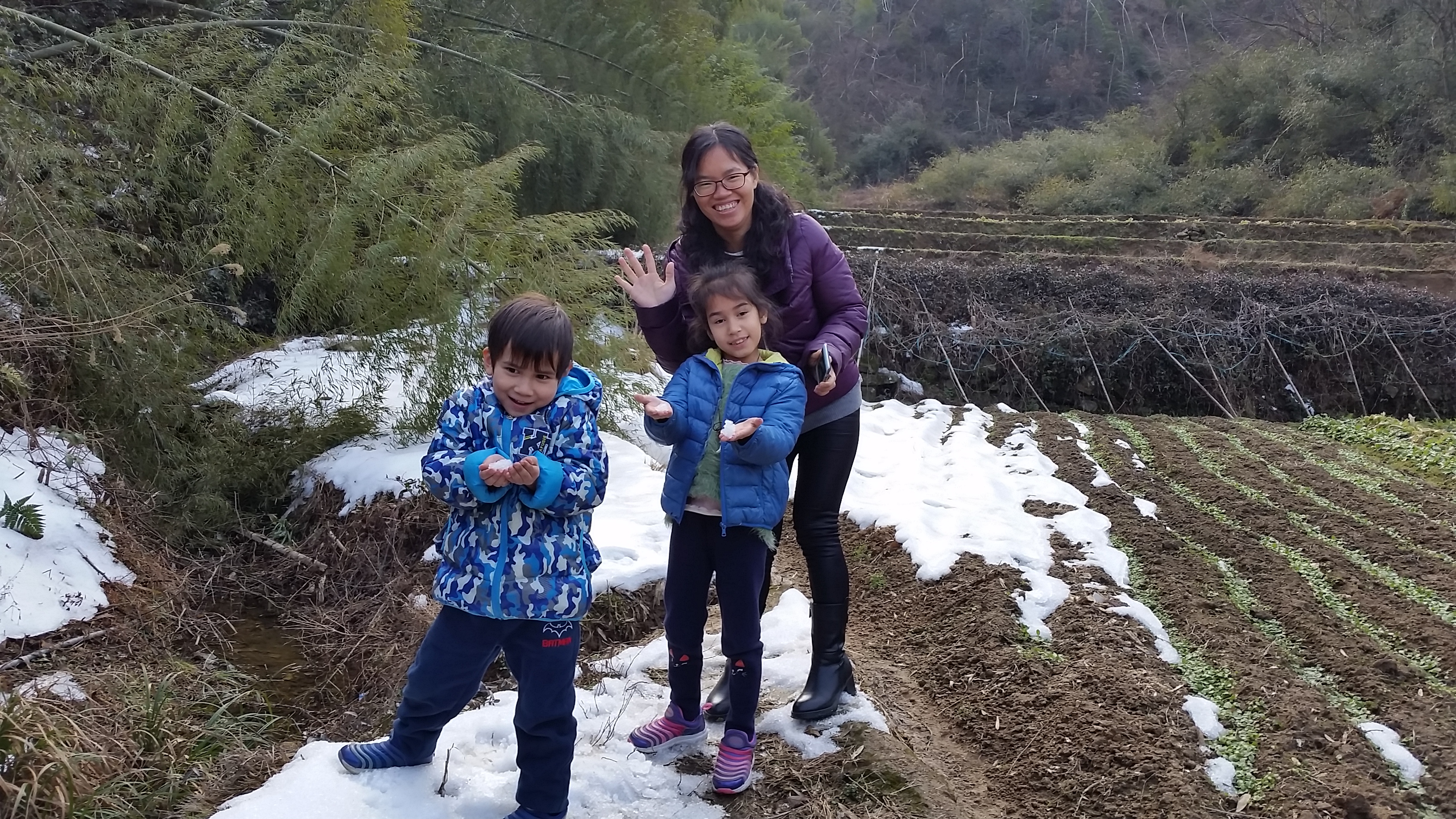 Passing the mountains of North Zhejiang, with a little snow
Преминавайки през планините на северен Дзъдзян, с малко сняг