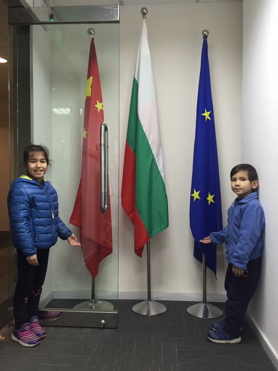 Finally in Shanghai, in the Bulgarian consulate
Най-накрая в Шанхай, в Българското консулство