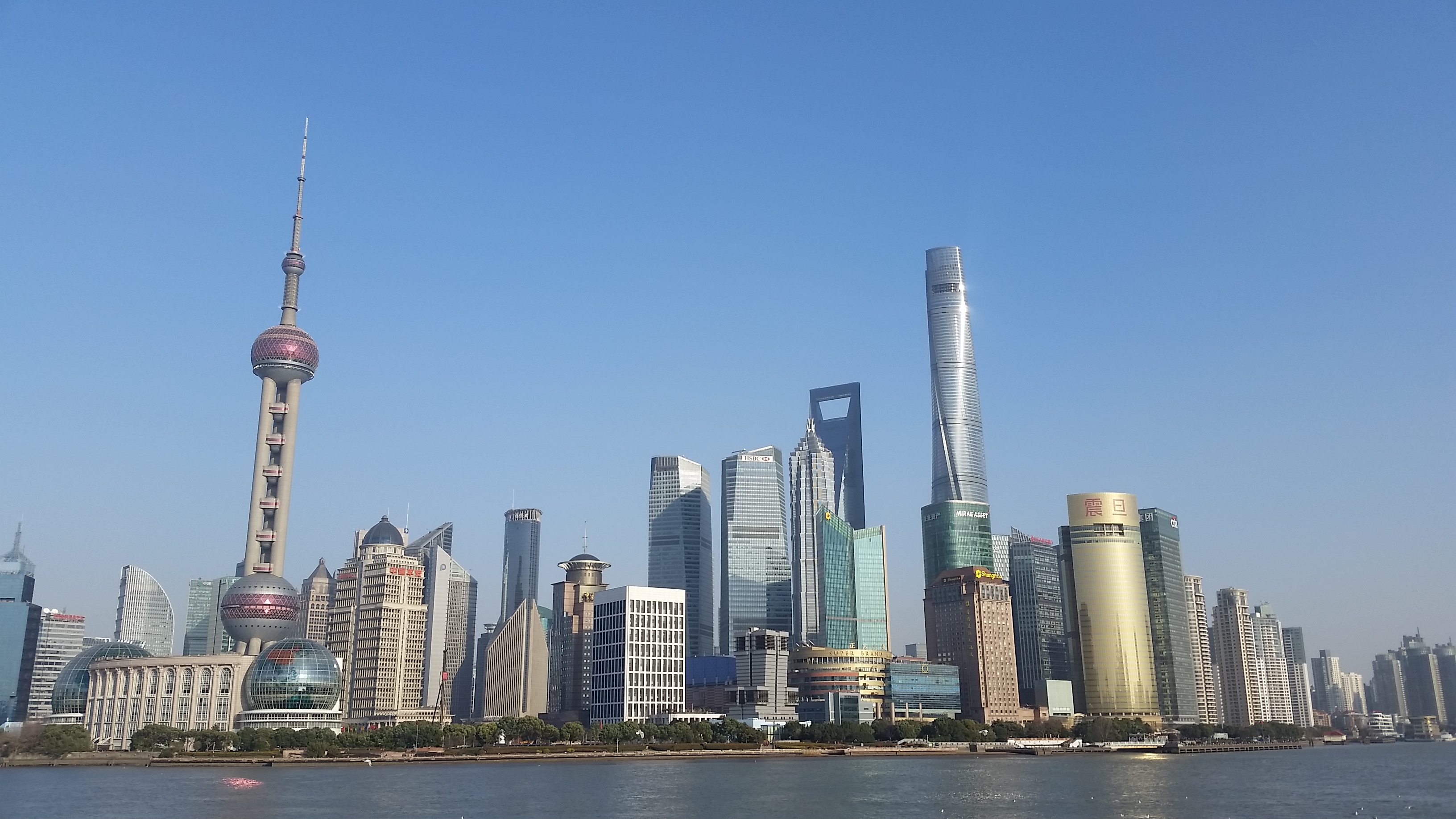 In Shanghai, walk on The Bund
В Шанхай, разходка по крайбрежната Панорамна алея