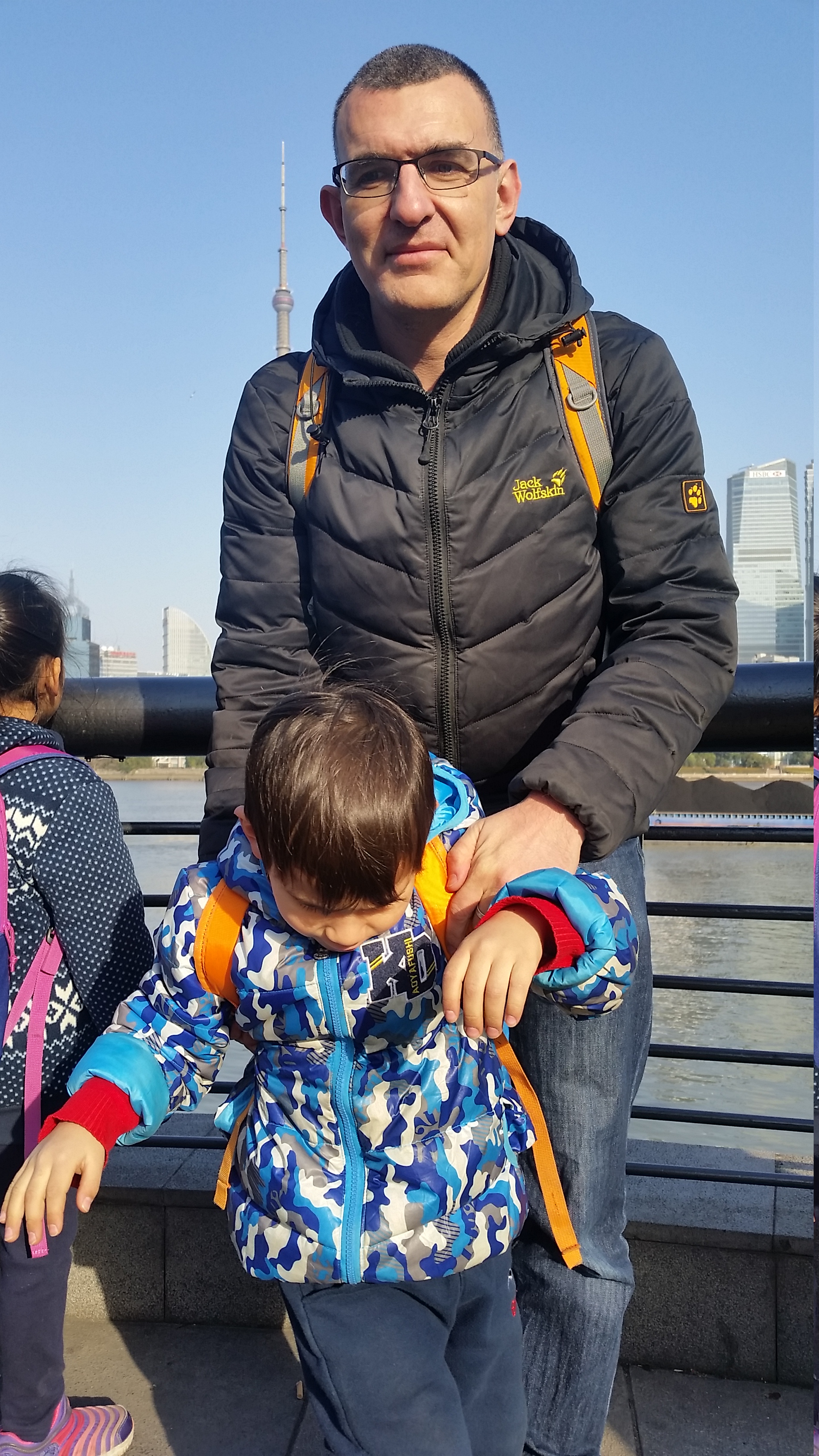 In Shanghai, walk on The Bund
В Шанхай, разходка по крайбрежната Панорамна алея