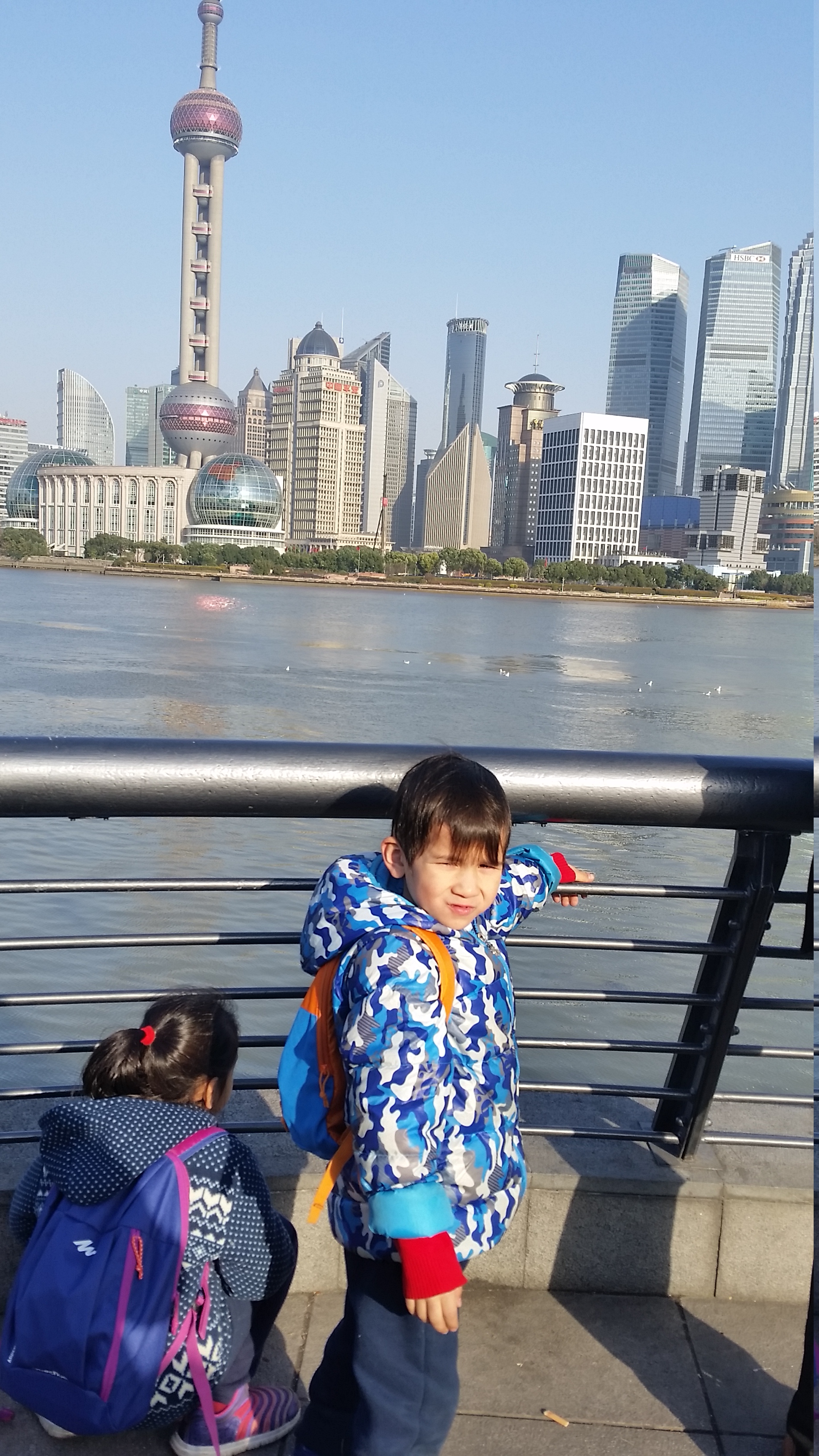 In Shanghai, walk on The Bund
В Шанхай, разходка по крайбрежната Панорамна алея