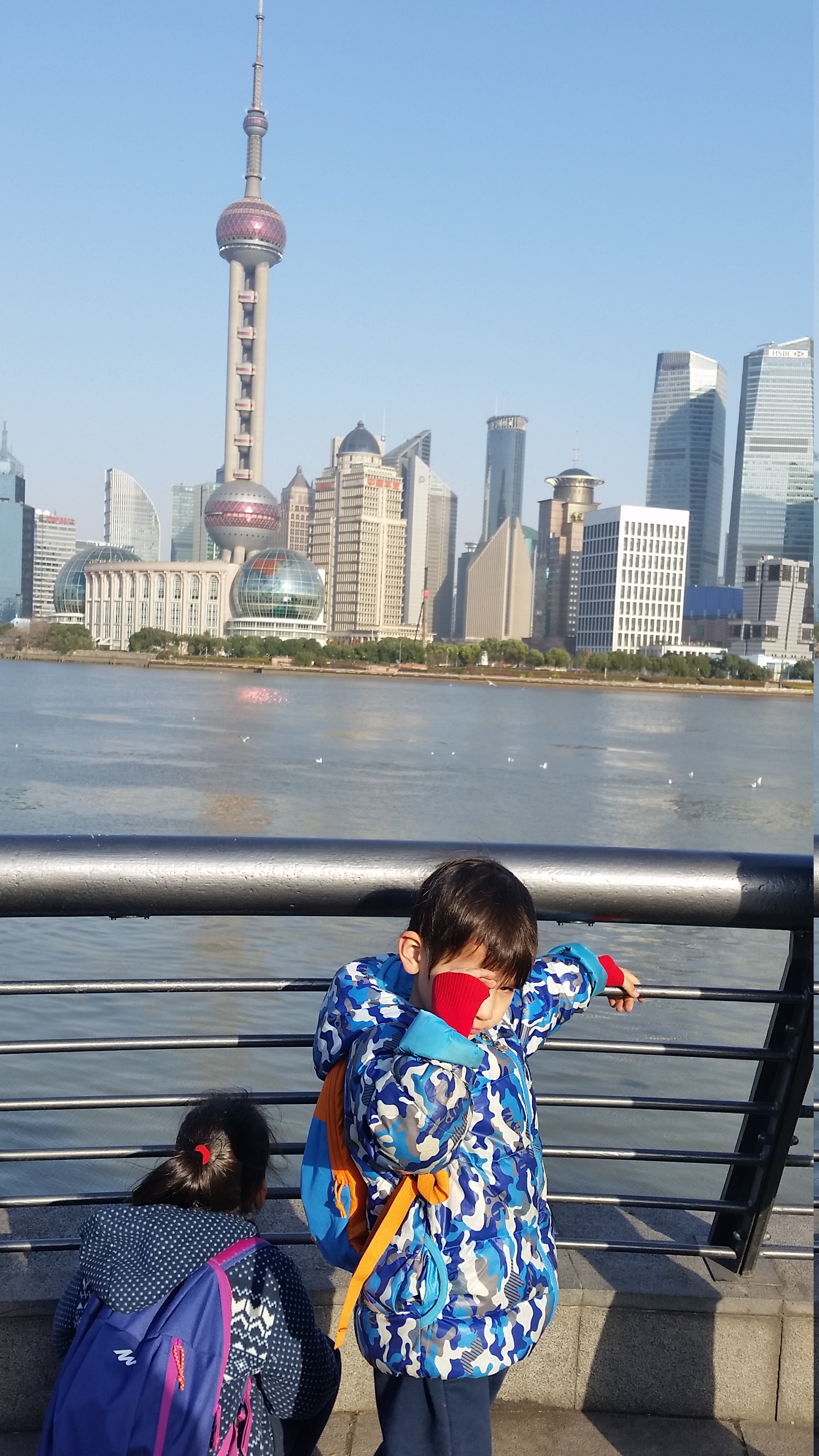 In Shanghai, walk on The Bund
В Шанхай, разходка по крайбрежната Панорамна алея