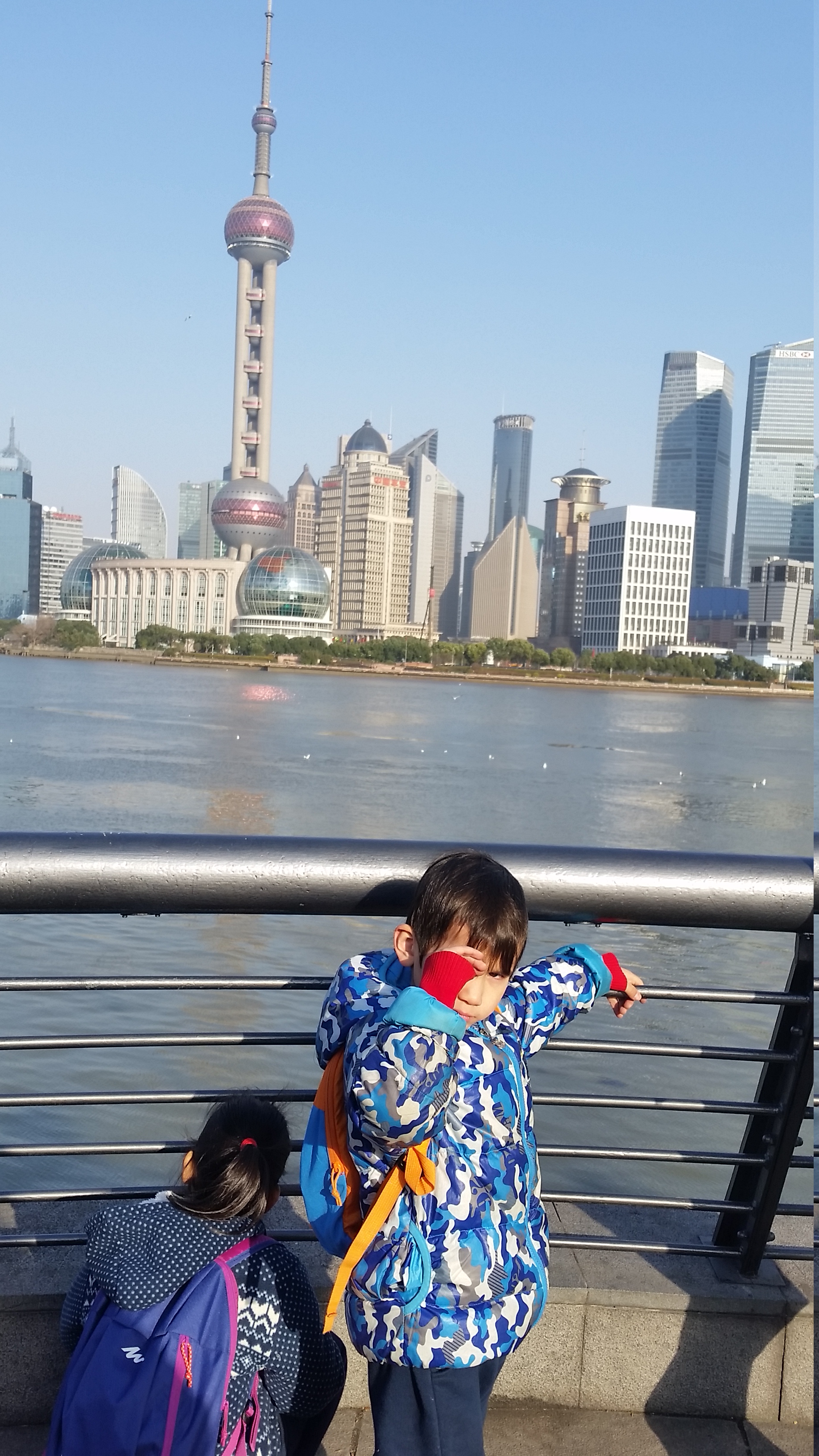 In Shanghai, walk on The Bund
В Шанхай, разходка по крайбрежната Панорамна алея