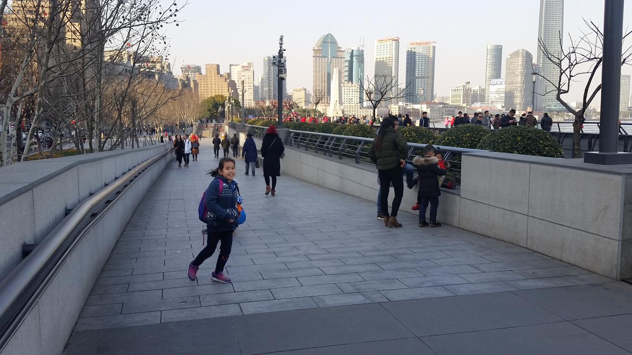 In Shanghai, walk on The Bund
В Шанхай, разходка по крайбрежната Панорамна алея