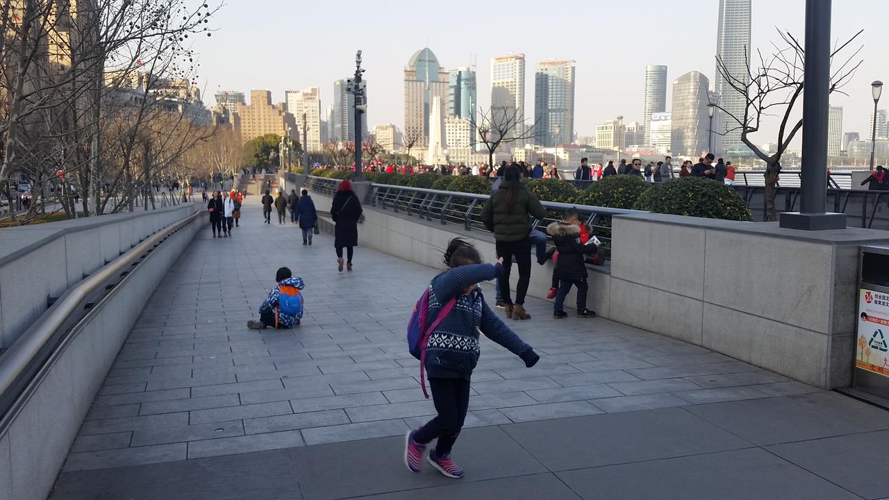 In Shanghai, walk on The Bund
В Шанхай, разходка по крайбрежната Панорамна алея