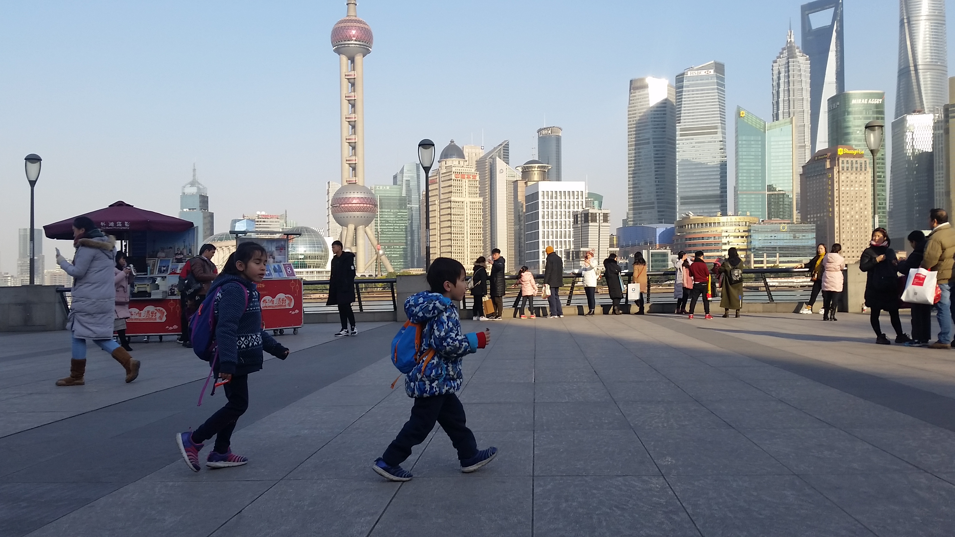 In Shanghai, walk on The Bund
В Шанхай, разходка по крайбрежната Панорамна алея