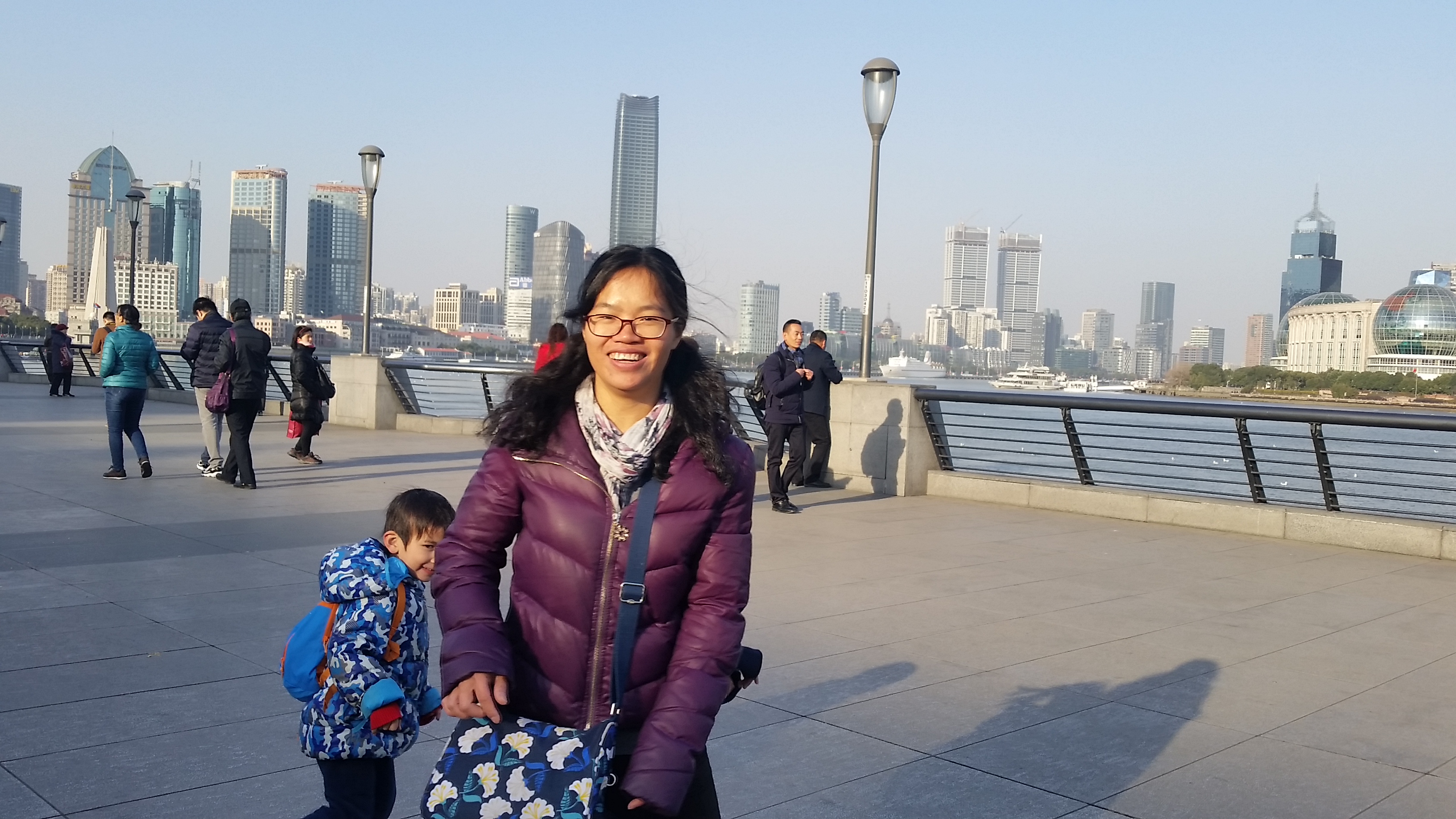 In Shanghai, walk on The Bund
В Шанхай, разходка по крайбрежната Панорамна алея