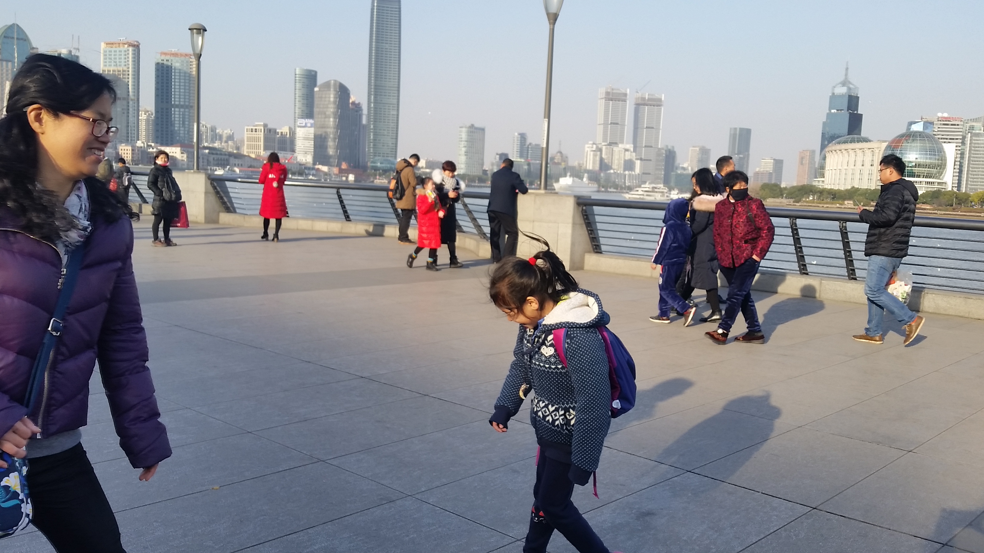 In Shanghai, walk on The Bund
В Шанхай, разходка по крайбрежната Панорамна алея